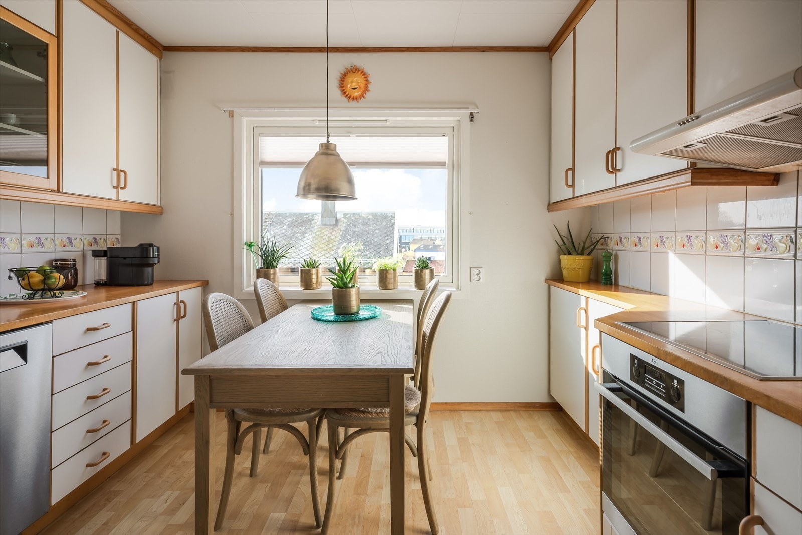 Stort kjøkken med eldre standard, som gir et godt utgangspunkt for å skape et moderne kjøkken. Galleribilde