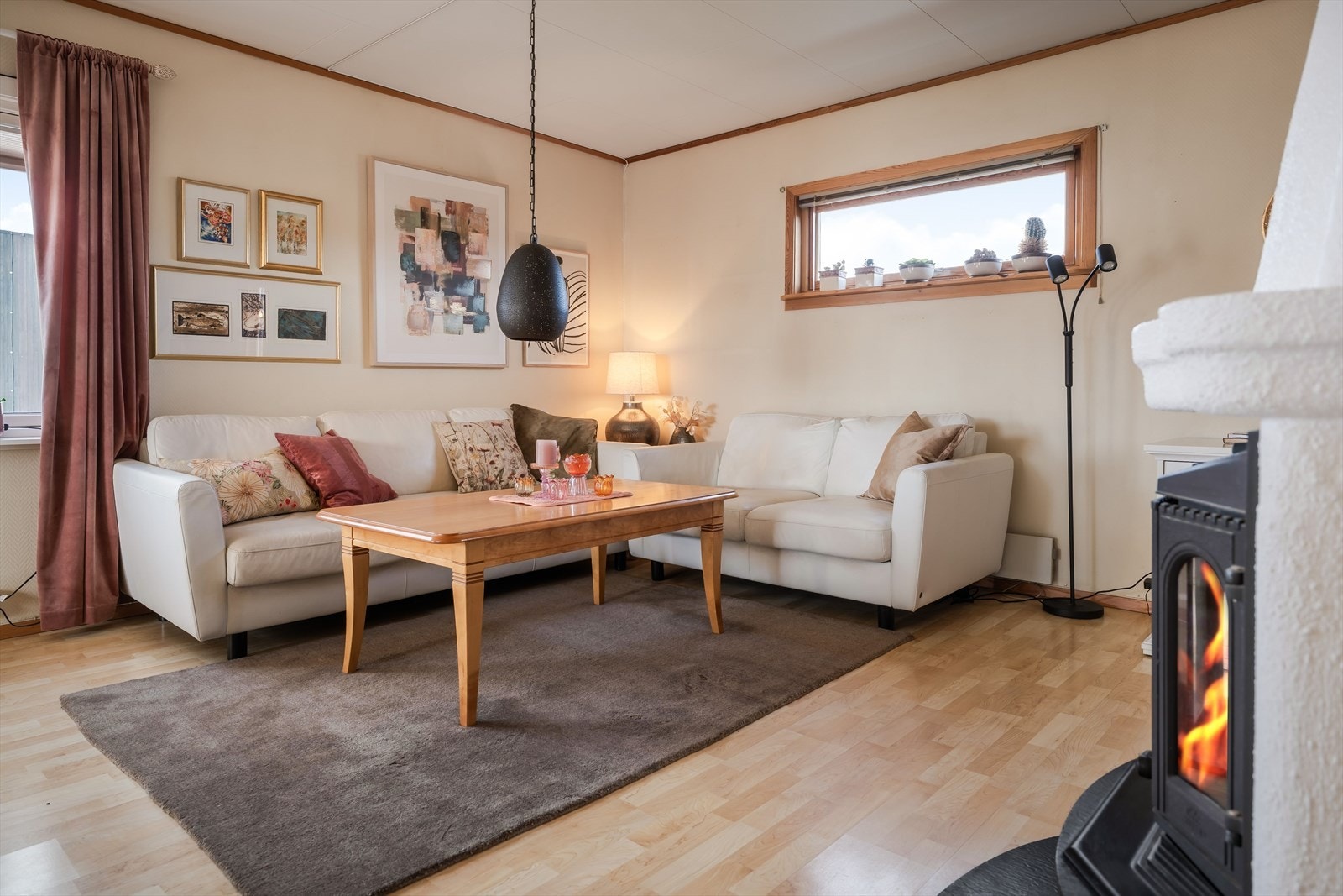 Et rom som inviterer til både avslapning og hyggelige sammenkomster. Galleribilde