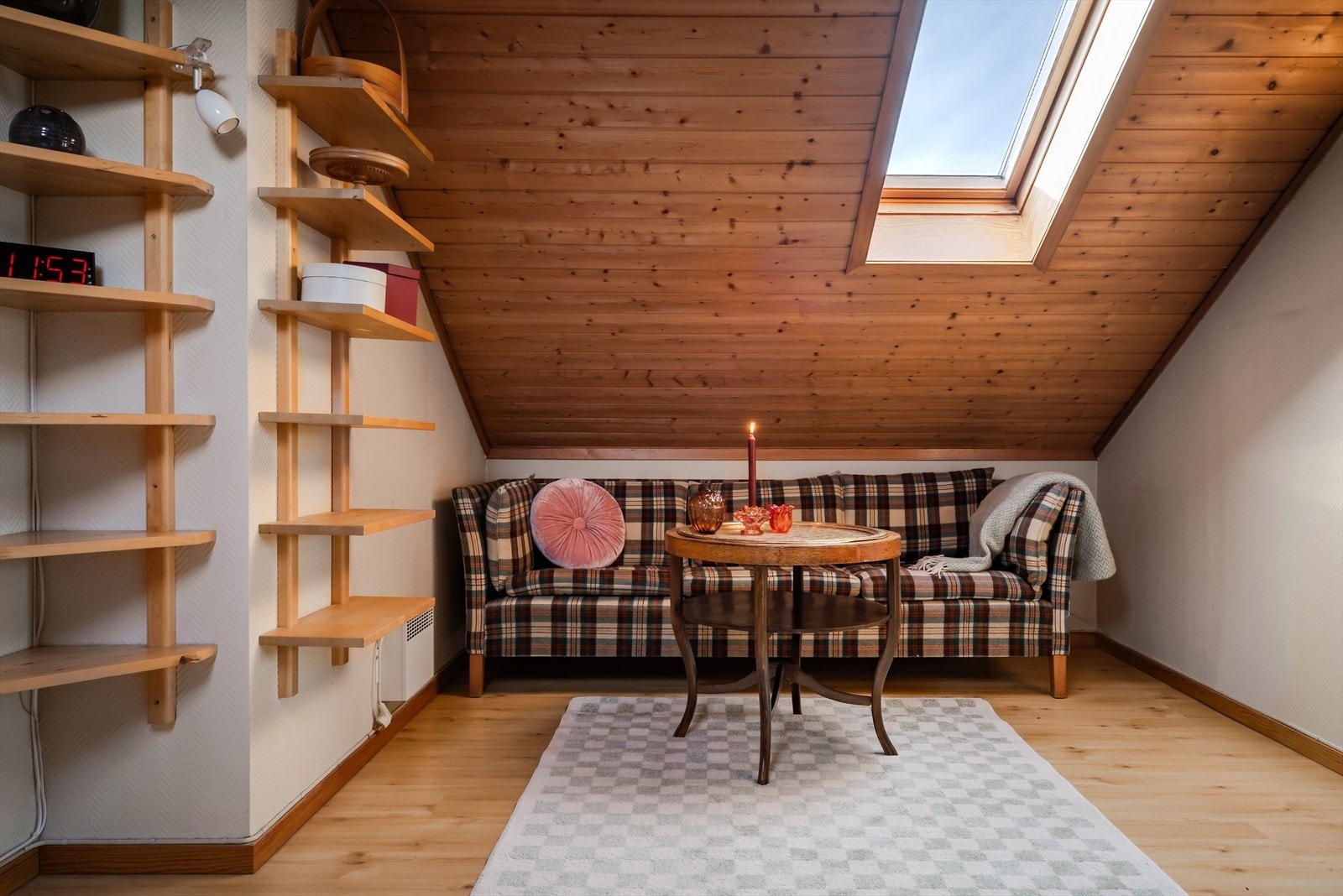 Hyggelig loftstue på 9,5 kvm med gode møbleringsmuligheter. Galleribilde