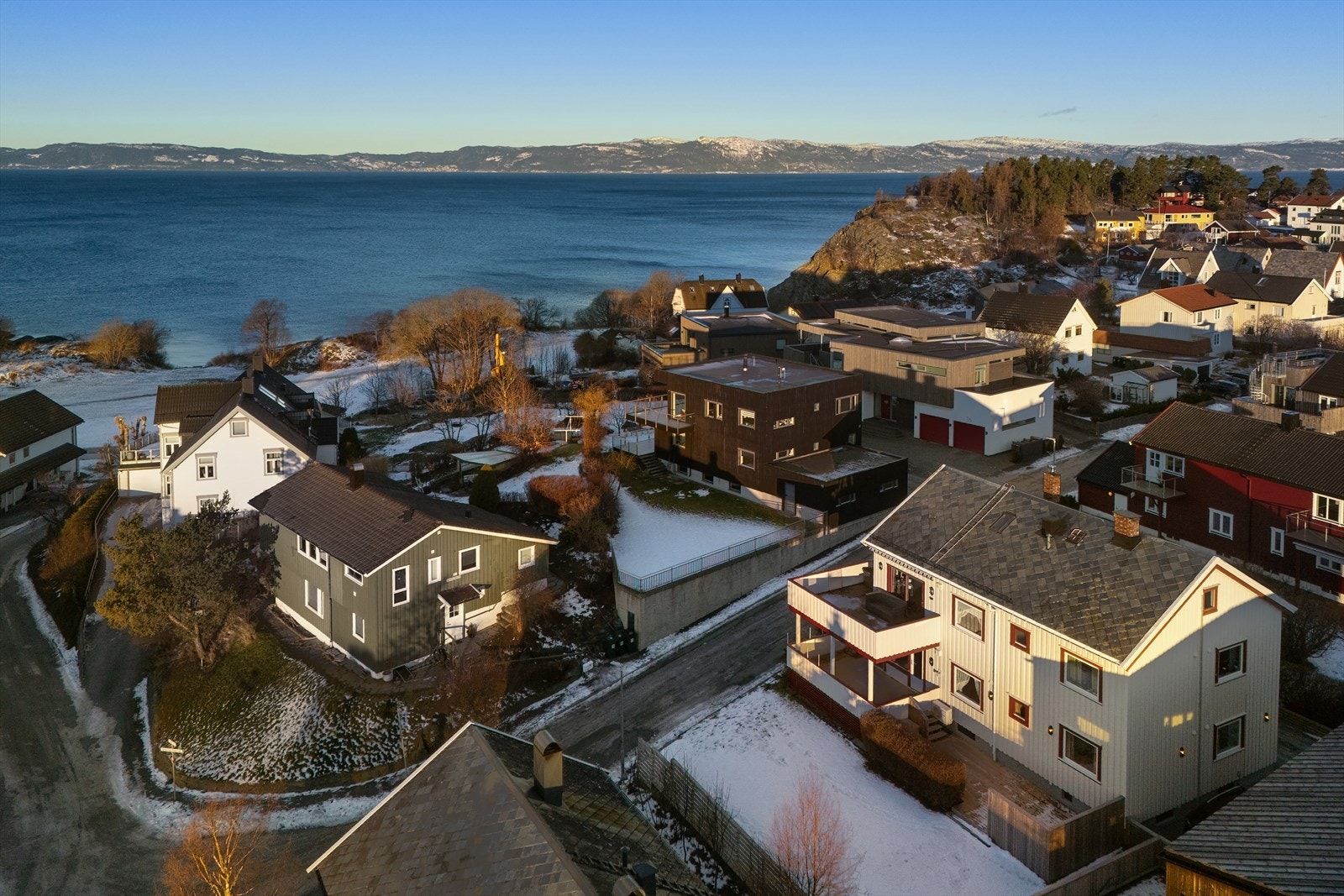 Boligen ligger attraktivt til ved Trondheimsfjorden i et trygt og barnevennlig område med gode rekreasjonsmuligheter og kort vei til nødvendige fasiliteter. Galleribilde