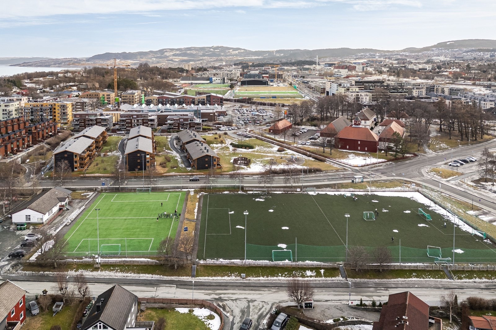Ringvebanen ligger kun 3 minutter unna, ideelt for fotball og lek. Galleribilde