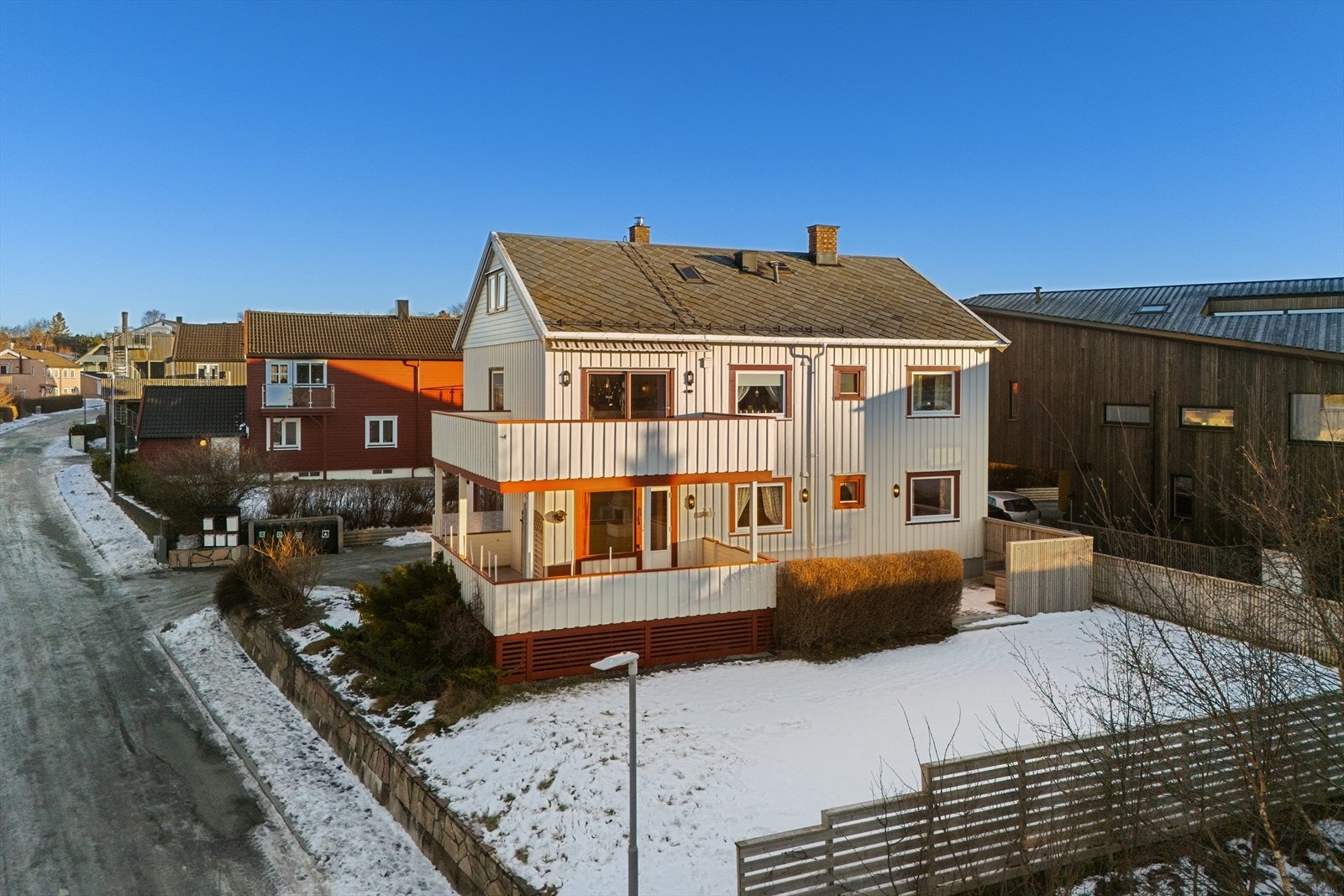 Proaktiv Eiendomsmegling ved Eirik Døsen har gleden av å presentere Dronning Åsas vei 3A, en flott horisontaldelt tomannsbolig på attraktive Lade! Galleribilde