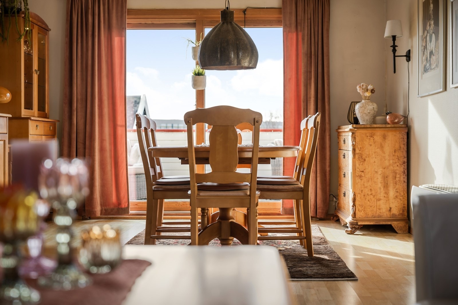 Flott spisestue, et naturlig samlingspunkt for måltider og hyggelige stunder. Galleribilde