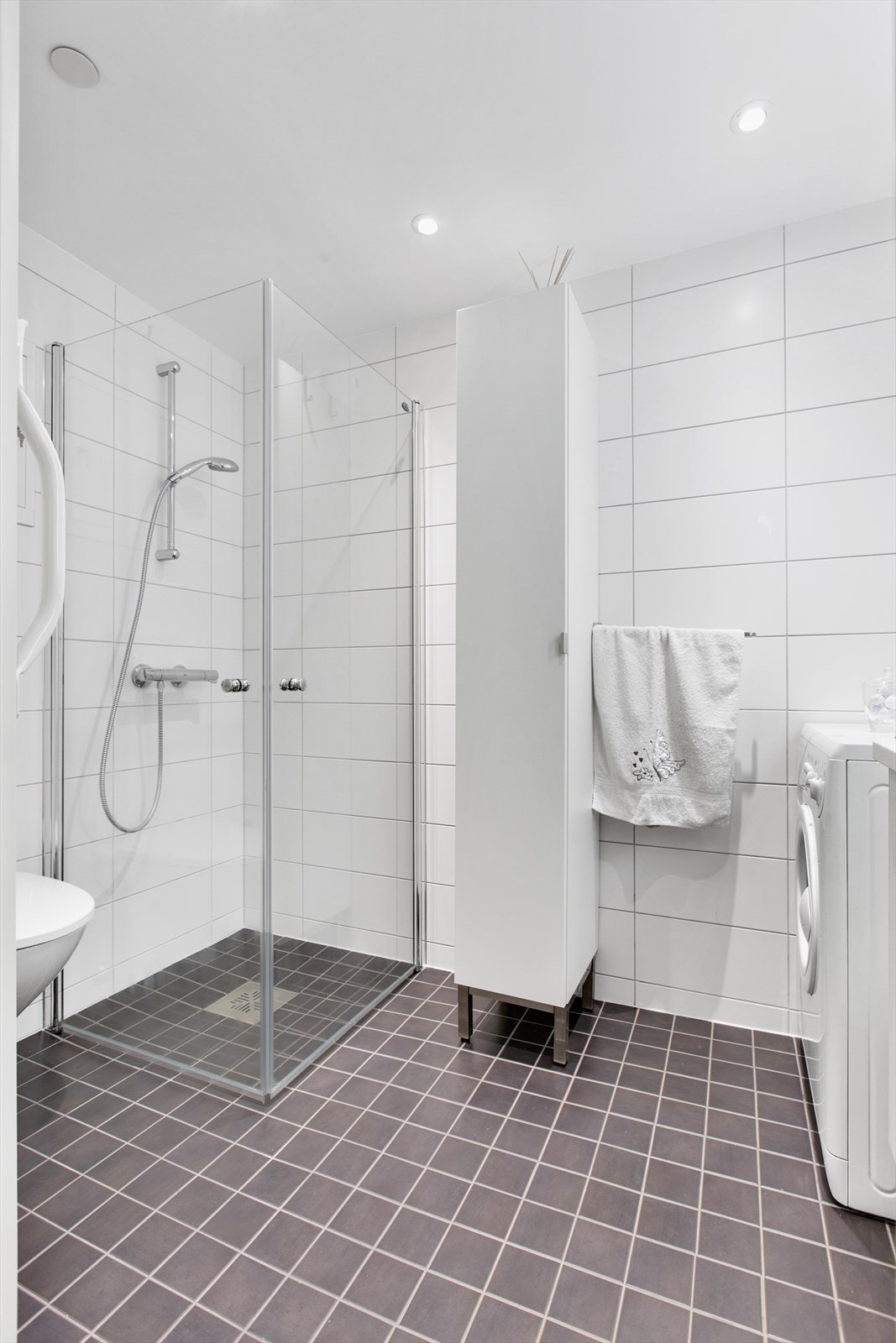 Ventilasjonen på badet er mekanisk og koblet til bygningens balanserte ventilasjonsanlegg, som sikrer et godt inneklima. Galleribilde