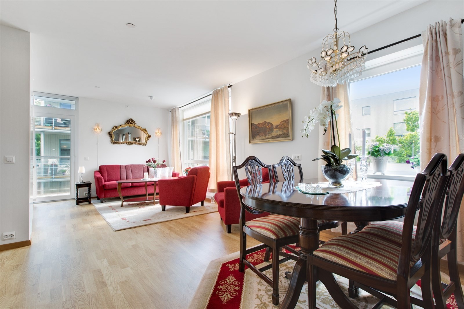 Stuen er romslig med store vindusflater som slipper inn rikelig med dagslys. Galleribilde