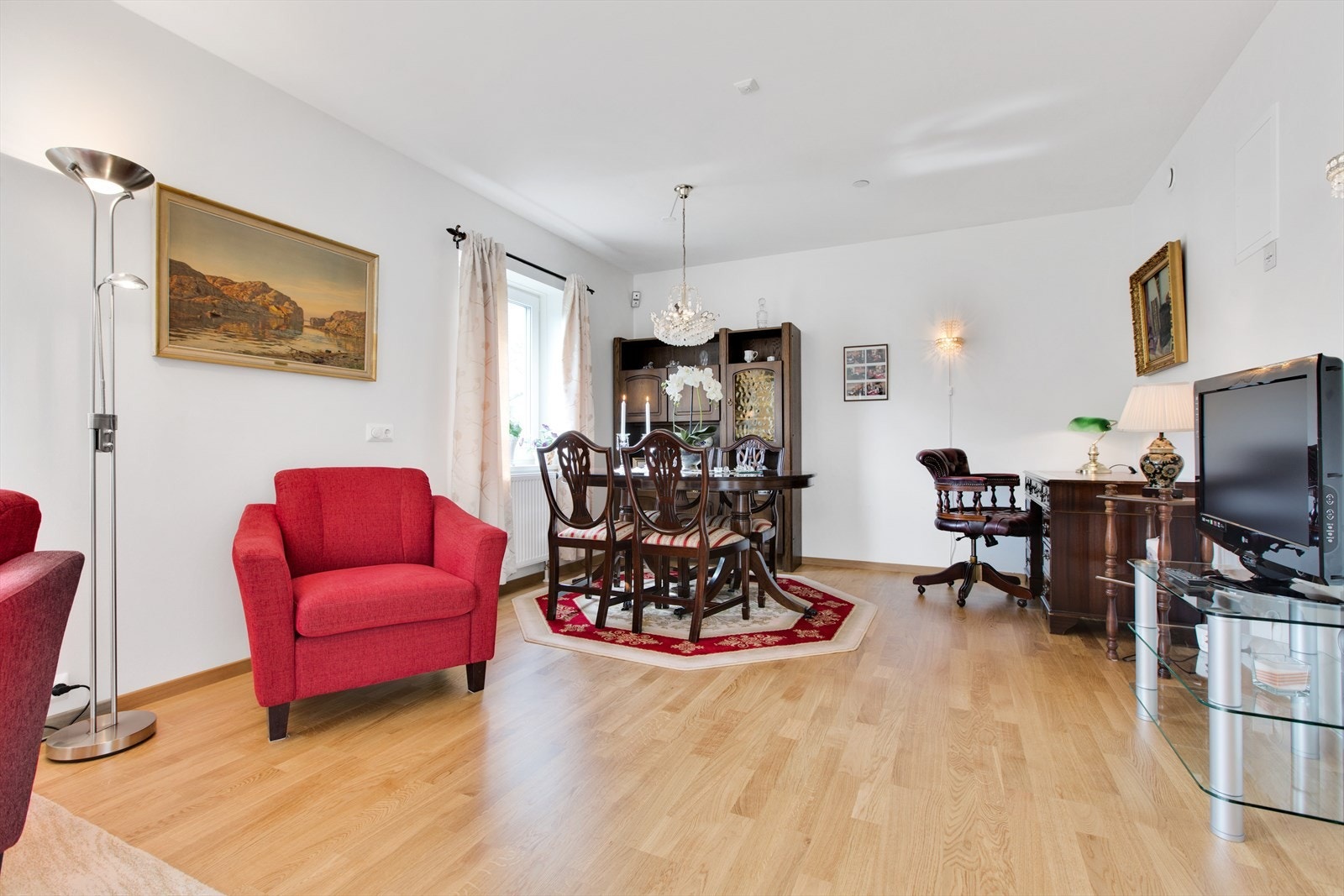 Stuen har god plass til både spisebord og en adskilt sofakrok, noe som gjør rommet svært anvendelig. Galleribilde