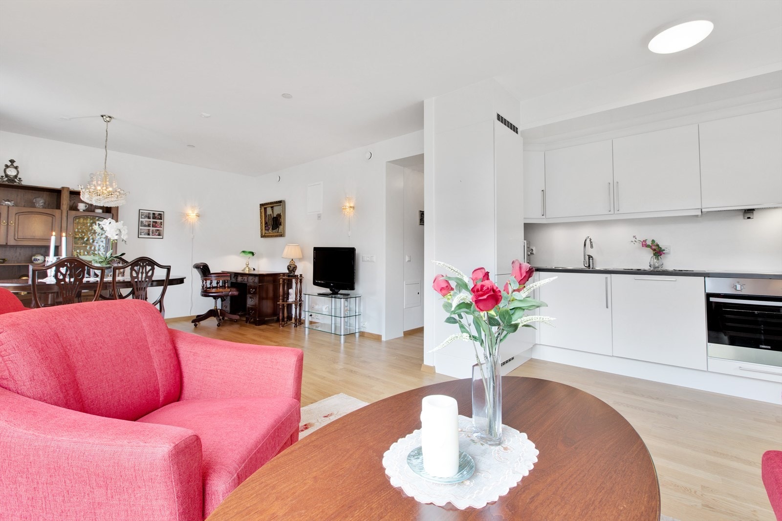 For økt sikkerhet er det installert komfyrvakt over stekesonen og lekkasjevakt under kjøkkenbenken. Galleribilde