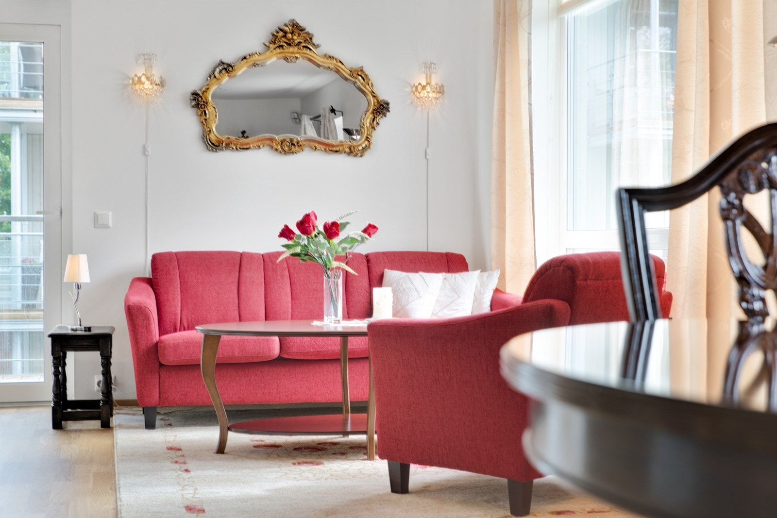 Fra sofakroken er det enkel tilgang til balkongen, som fungerer som en forlengelse av stuen på varme dager. Galleribilde