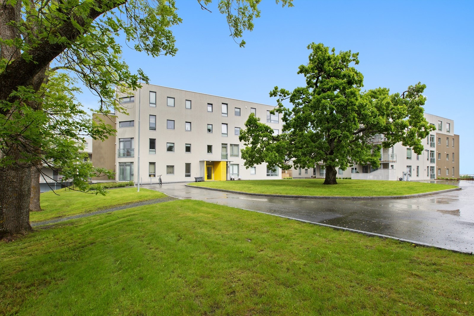 Sameiet har store, pent opparbeidede grøntområder mellom bygningene. Galleribilde