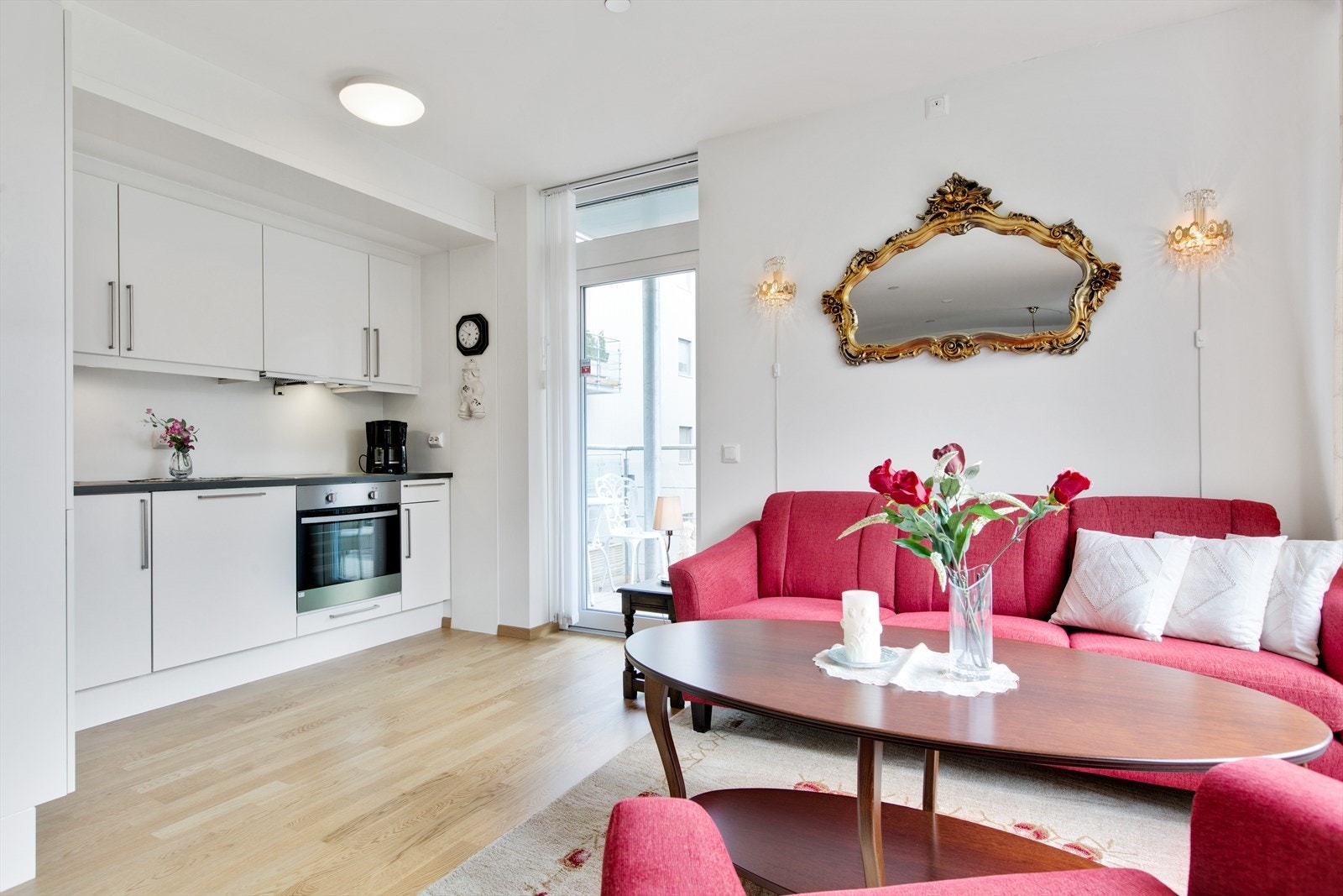 Den helglassede balkongdøren gir en sømløs overgang mellom inne- og uterommet. Galleribilde