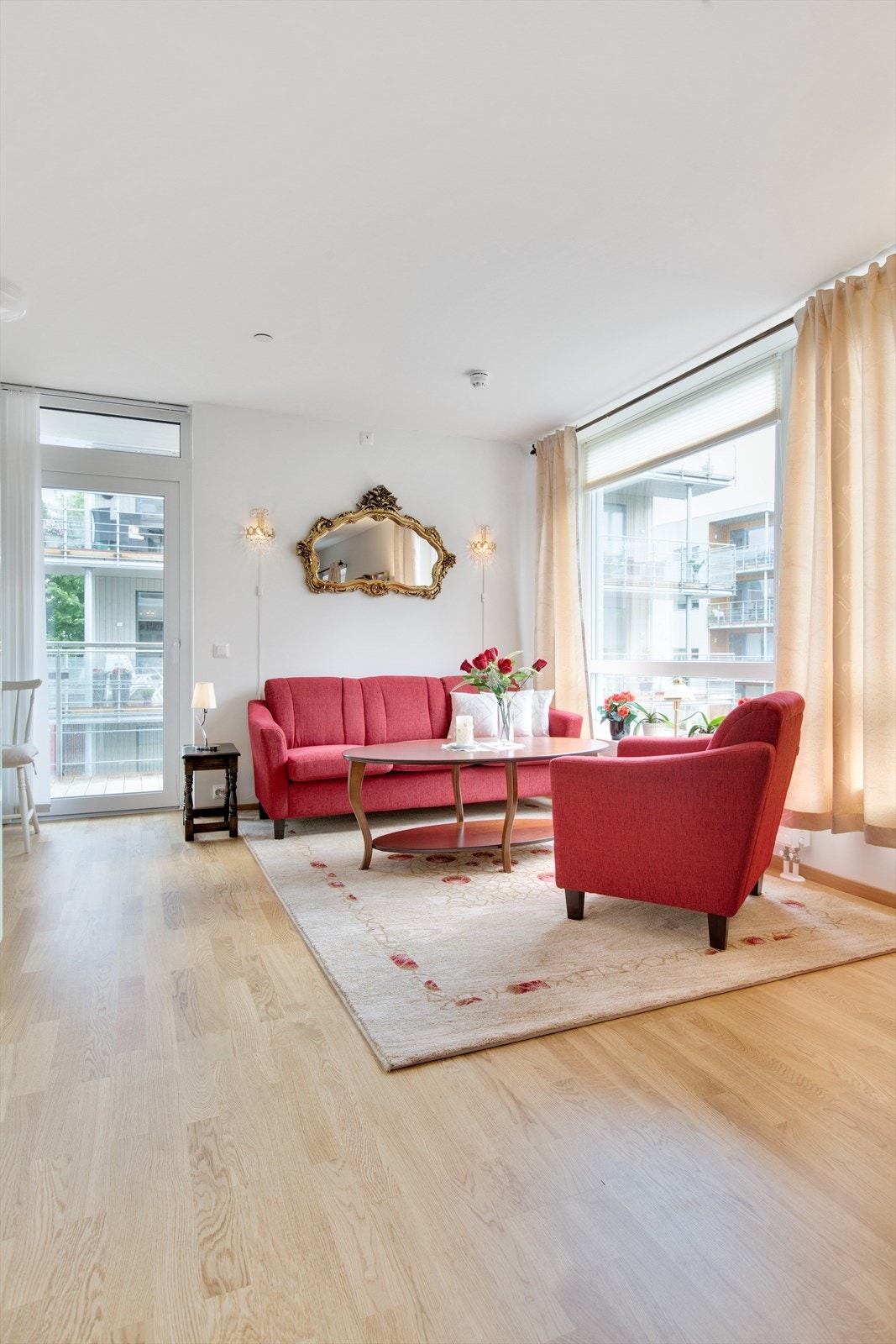 Store vinduer og lyse overflater bidrar til en gjennomgående lys og trivelig atmosfære. Galleribilde