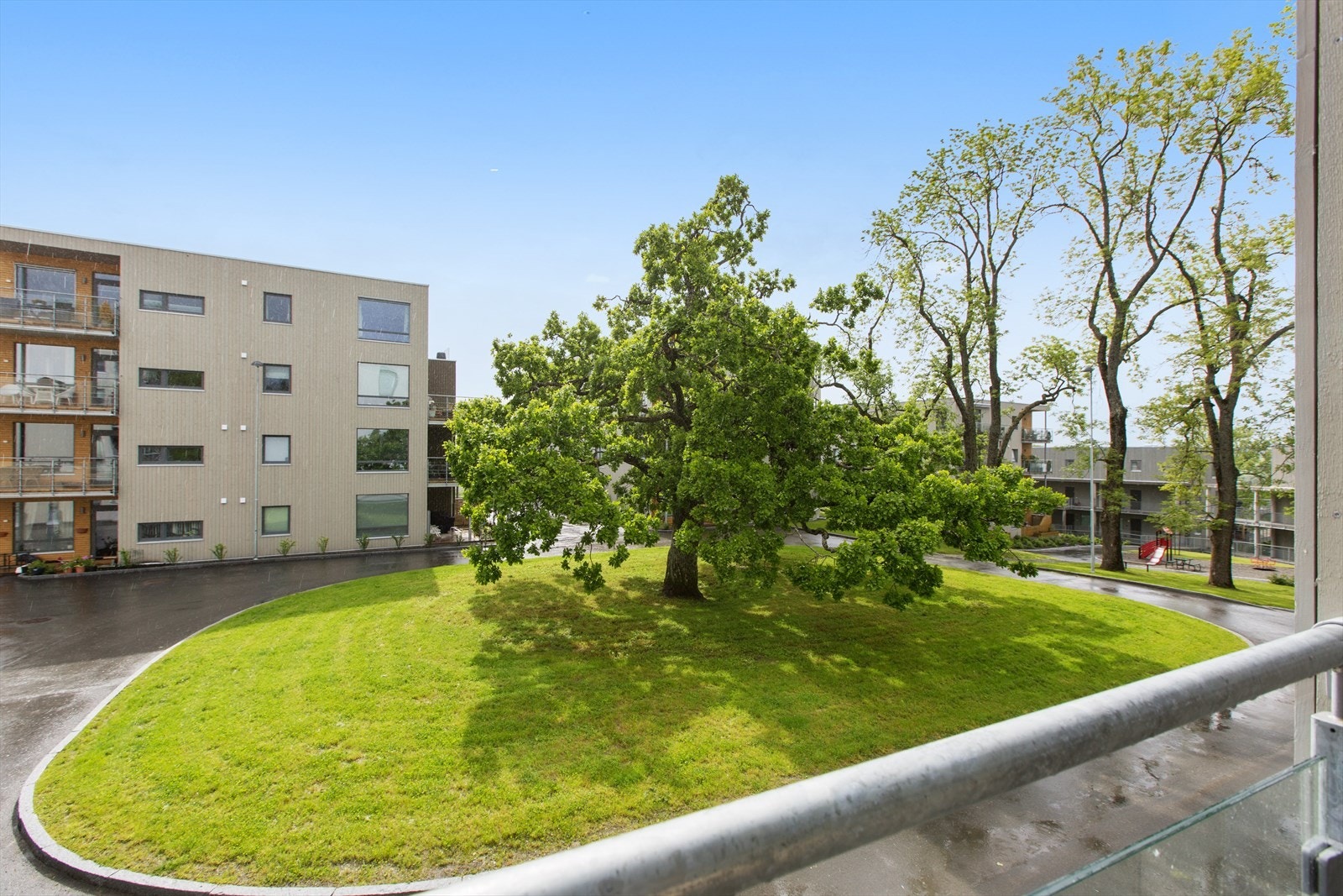 Utsikt fra leiligheten mot de grønne og rolige omgivelsene. Galleribilde