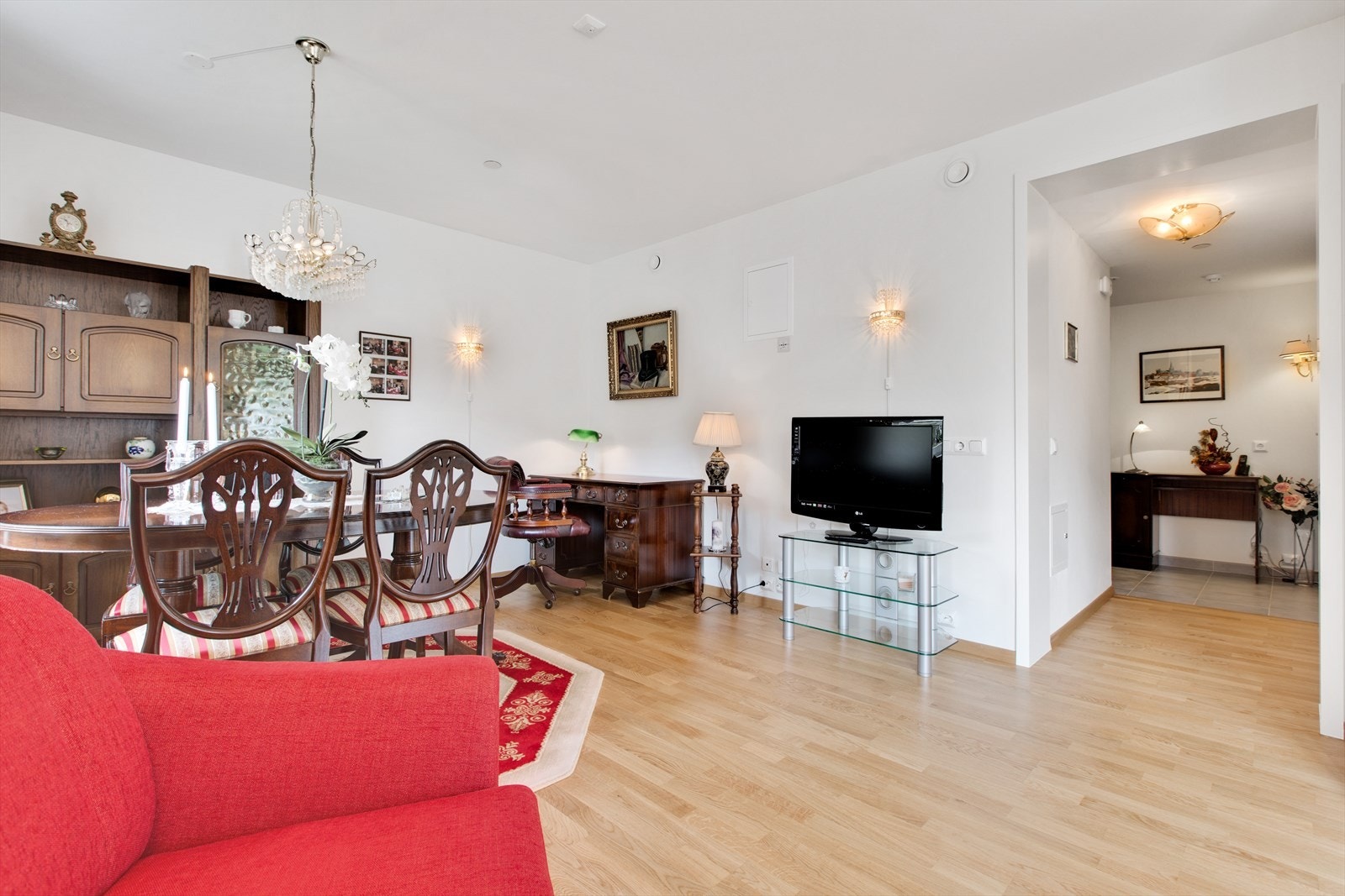 Oppvarming skjer via radiatorer tilknyttet fjernvarme. Vannbåren varme, TV og internett er inkludert i felleskostnadene. Galleribilde