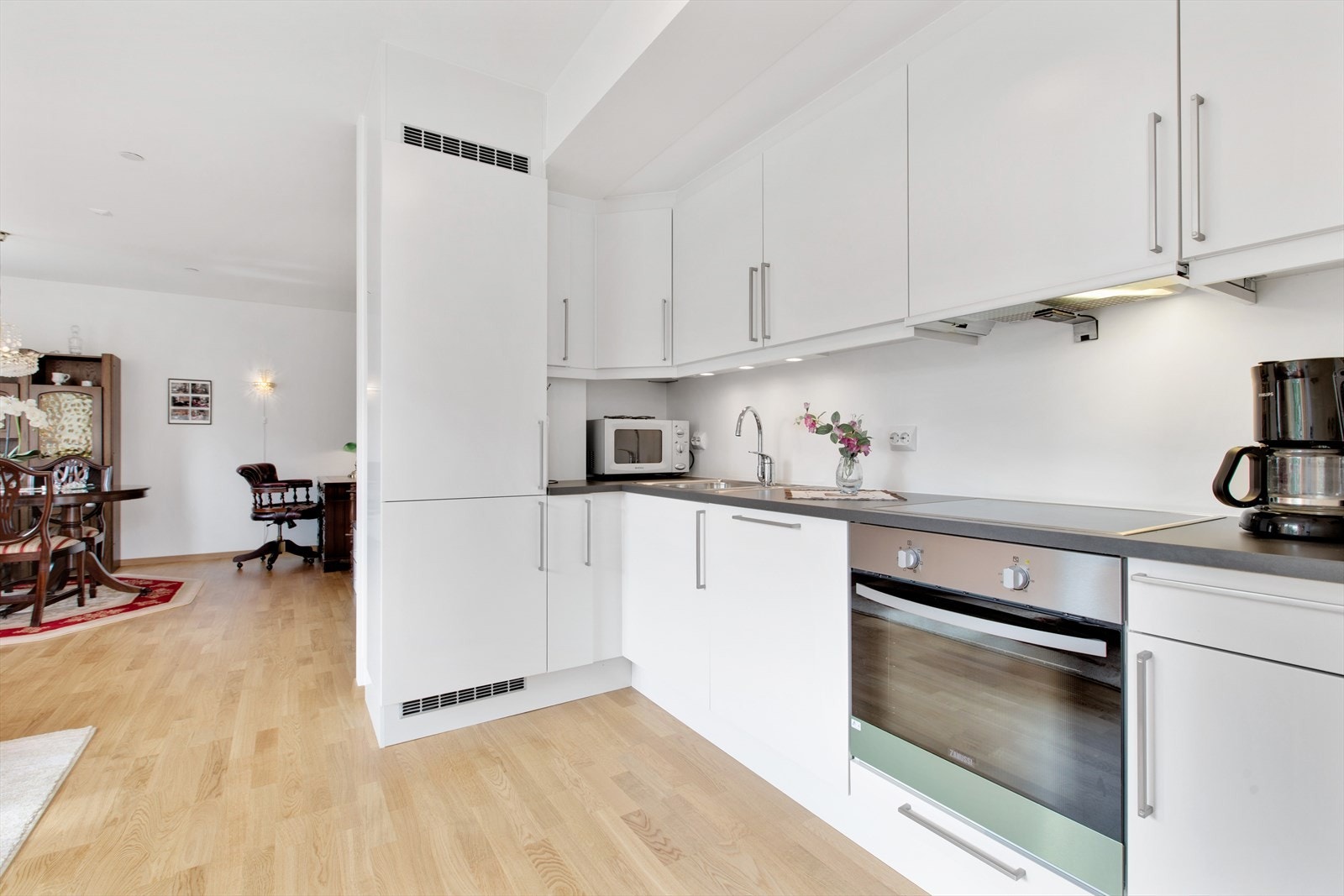 Den åpne løsningen gjør at kjøkkenet blir en integrert og sosial del av oppholdsrommet. Galleribilde