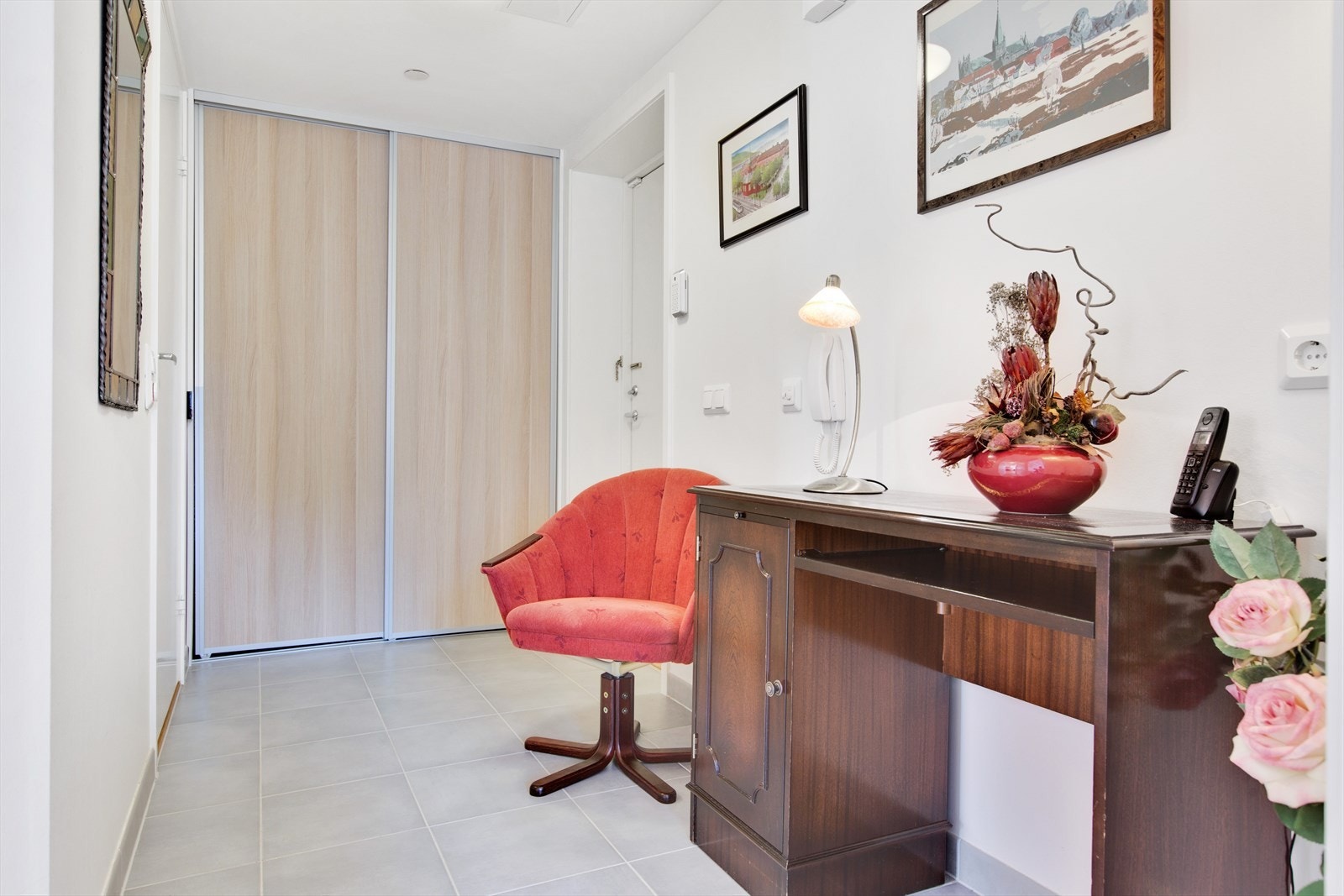 Velkommen inn i en praktisk entré med flislagt gulv. Her er også aggregatet for det balanserte ventilasjonsanlegget plassert. Galleribilde