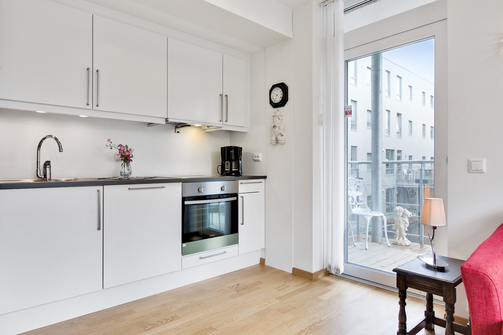 Kjøkkenet er utstyrt med integrert platetopp, stekeovn, oppvaskmaskin og kombiskap. Galleribilde