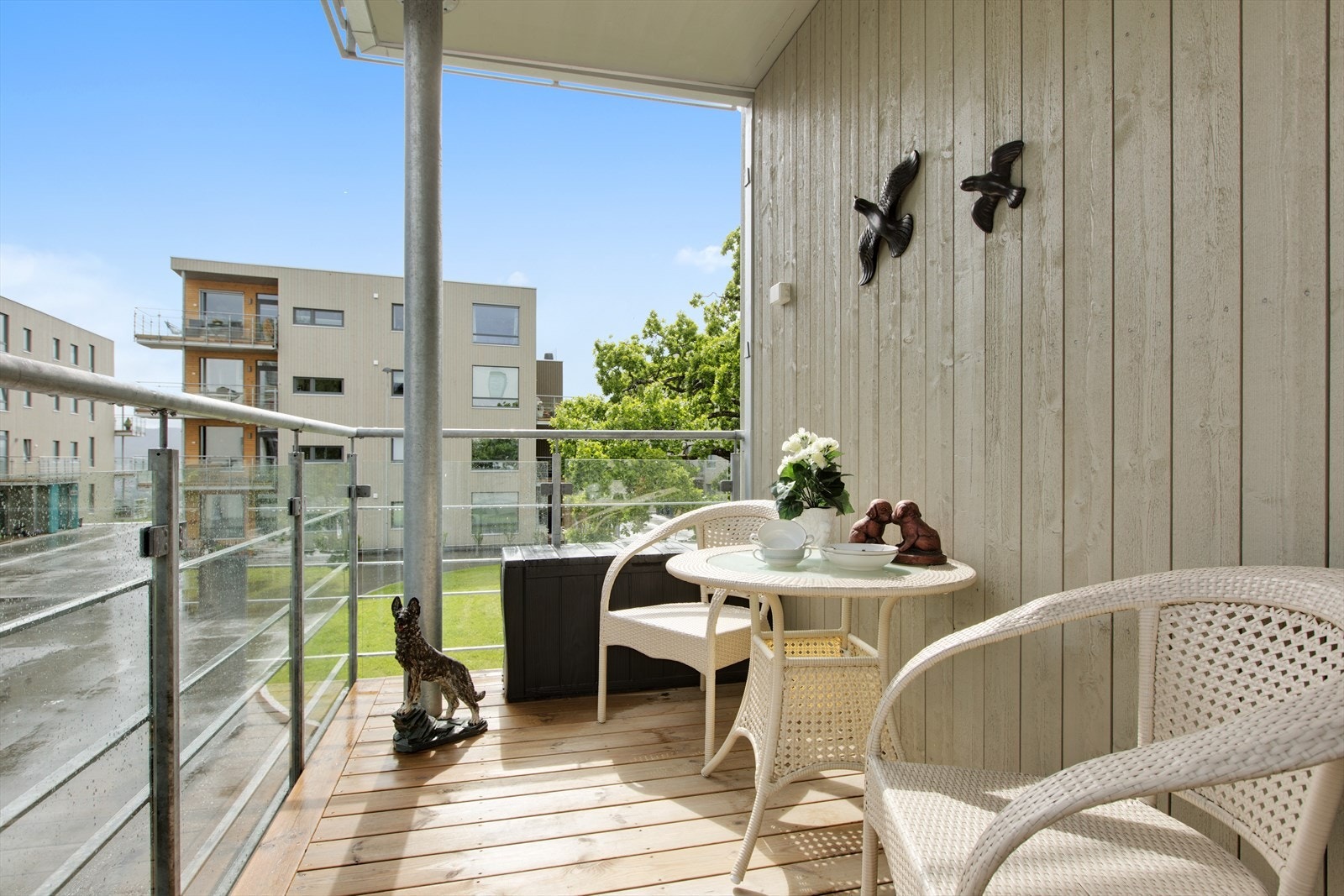 Balkongen gir god plass til en sittegruppe og er bygget med impregnerte materialer. Galleribilde