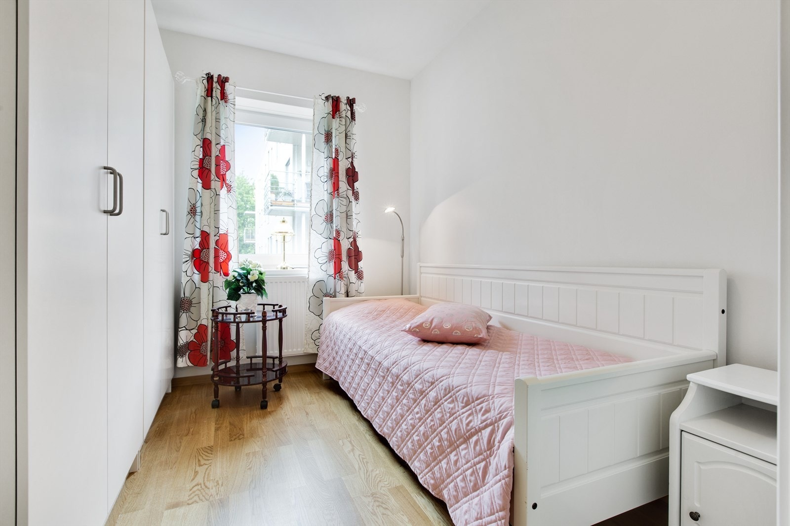 Soverom på 6,7 m² med plass til seng og garderobeskap. Galleribilde