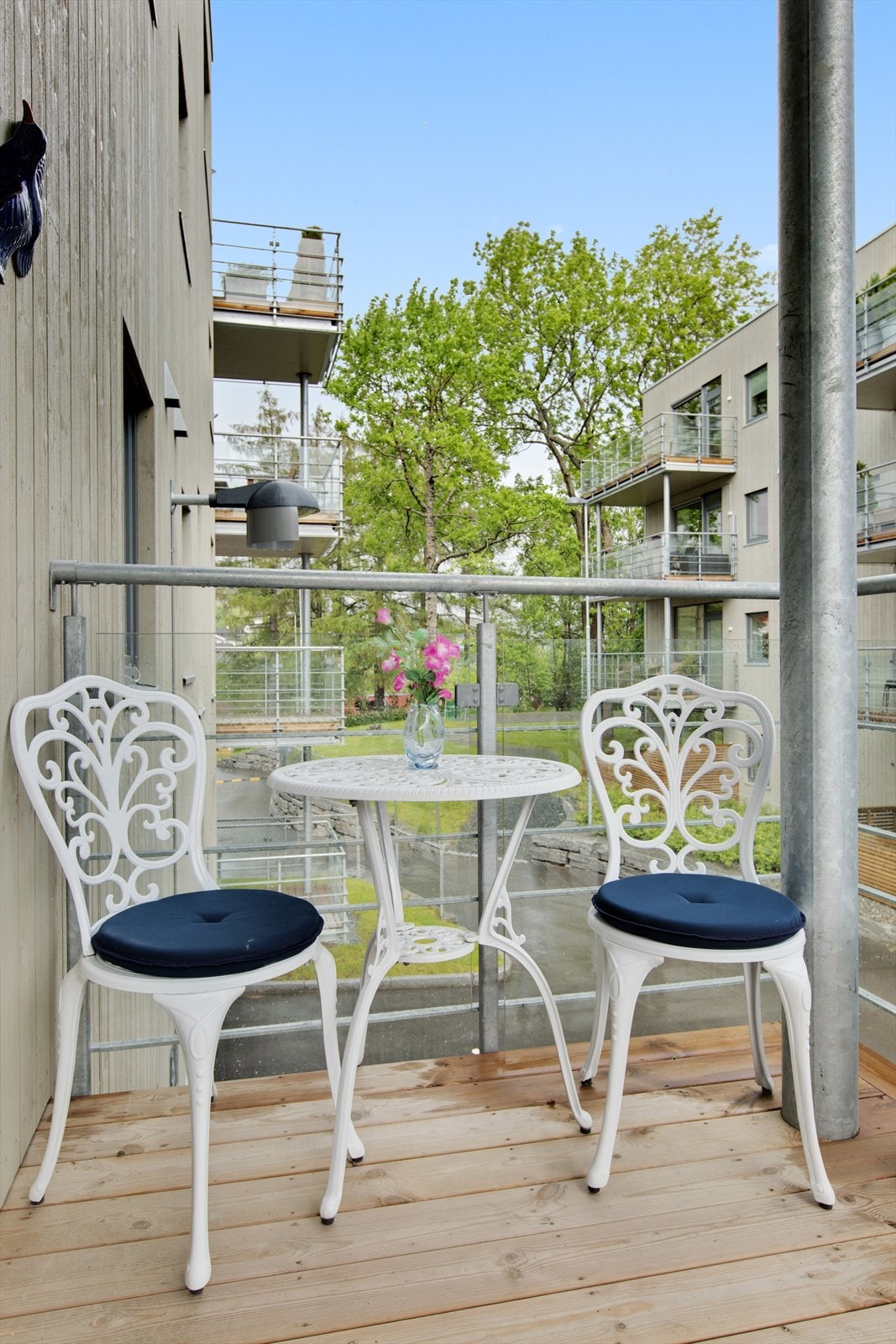 Fra balkongen har du utsyn mot de felles grøntområdene. Galleribilde