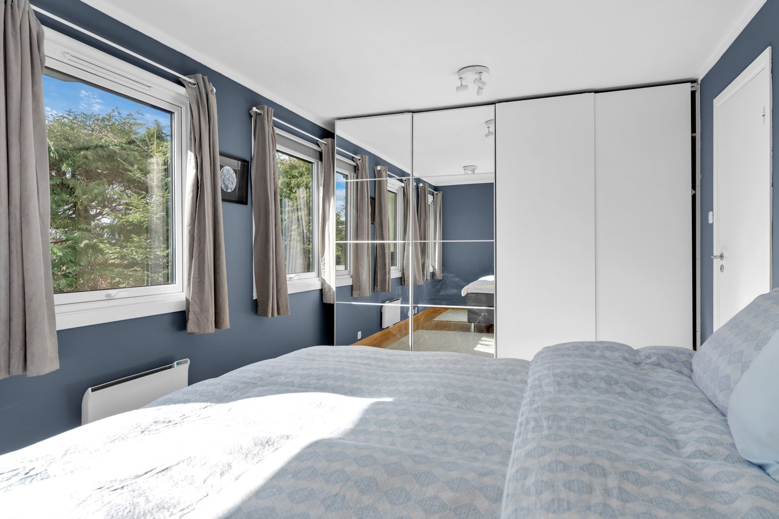 Garderobe langs vegg på hovedsoverom. Galleribilde