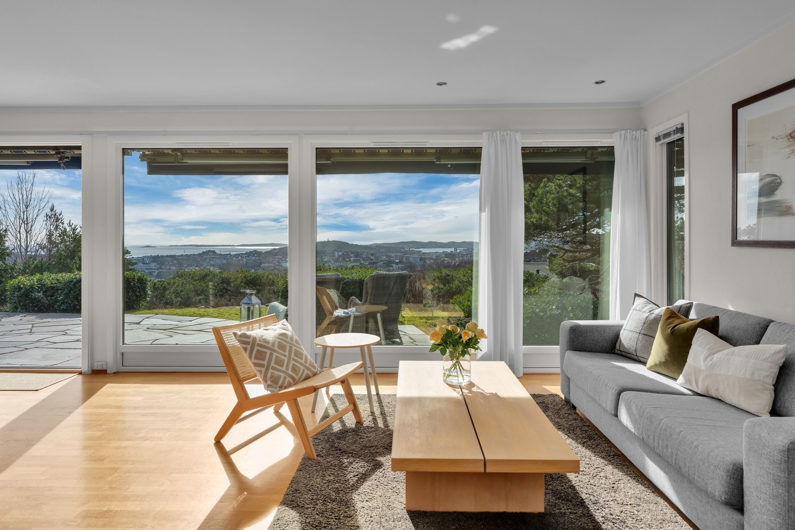 Store vinduflater gir godt lysinnslipp samt optimale utsiktsforhold. Galleribilde