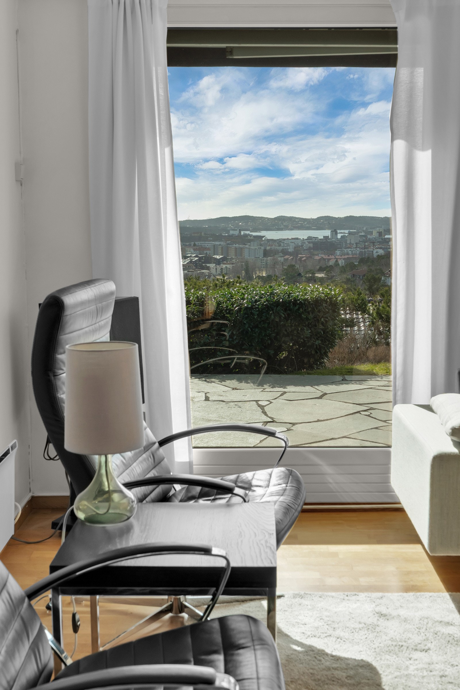 Fra stuen er det utgang til det fantastiske utearealet. Galleribilde