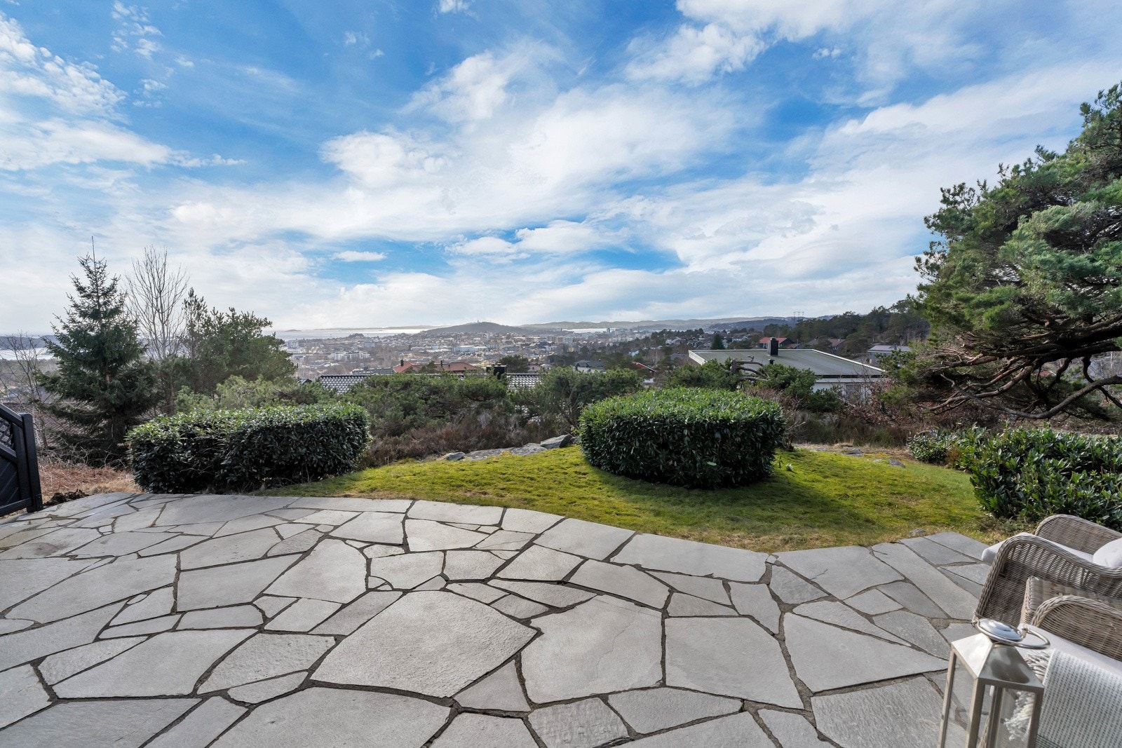 Totalt usjenert platting og hageareal med sol fra morgen til seneste kveld. Galleribilde