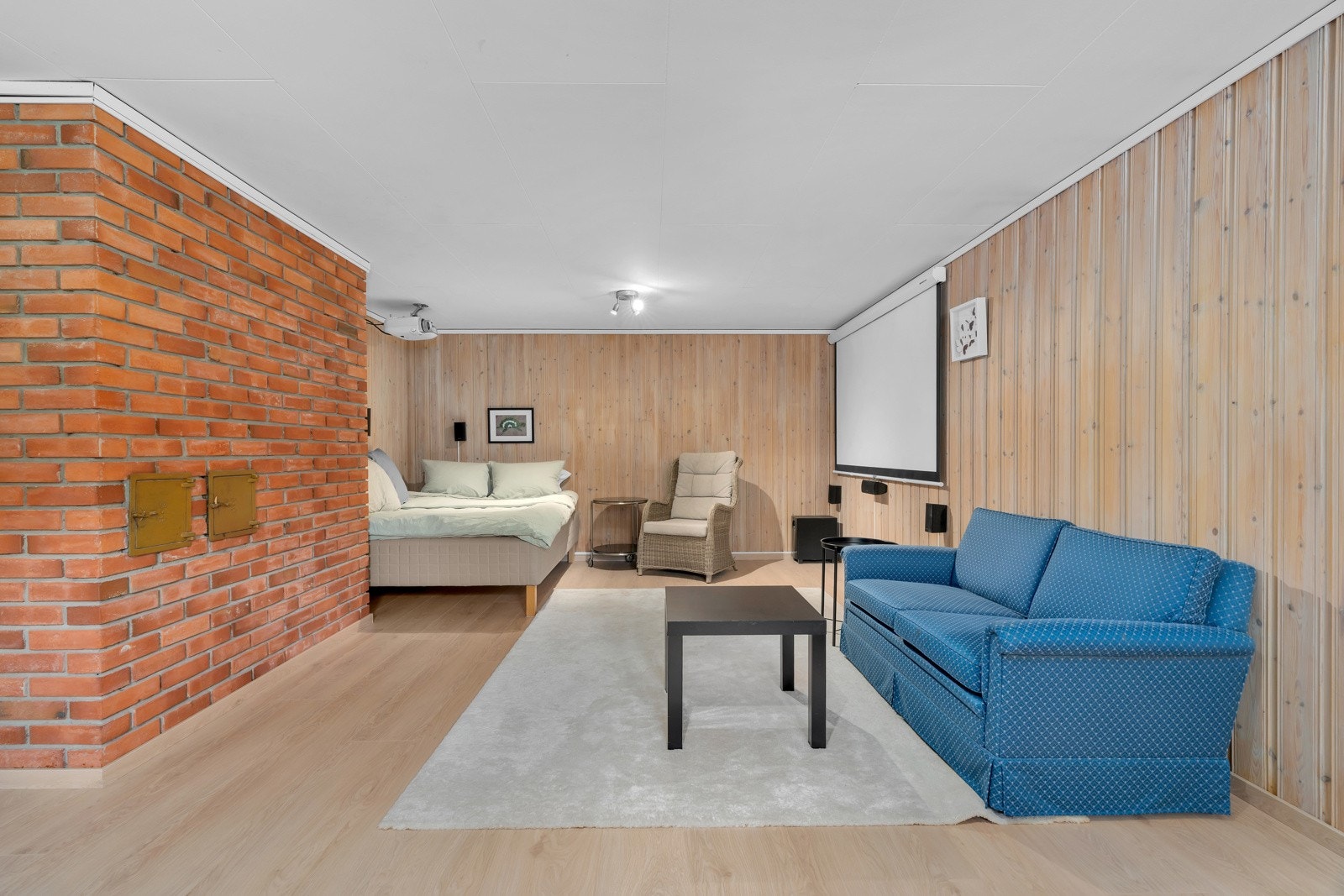 Stor kjellerstue godkjent til beboelse og kan dermed også benyttes som soverom. Galleribilde