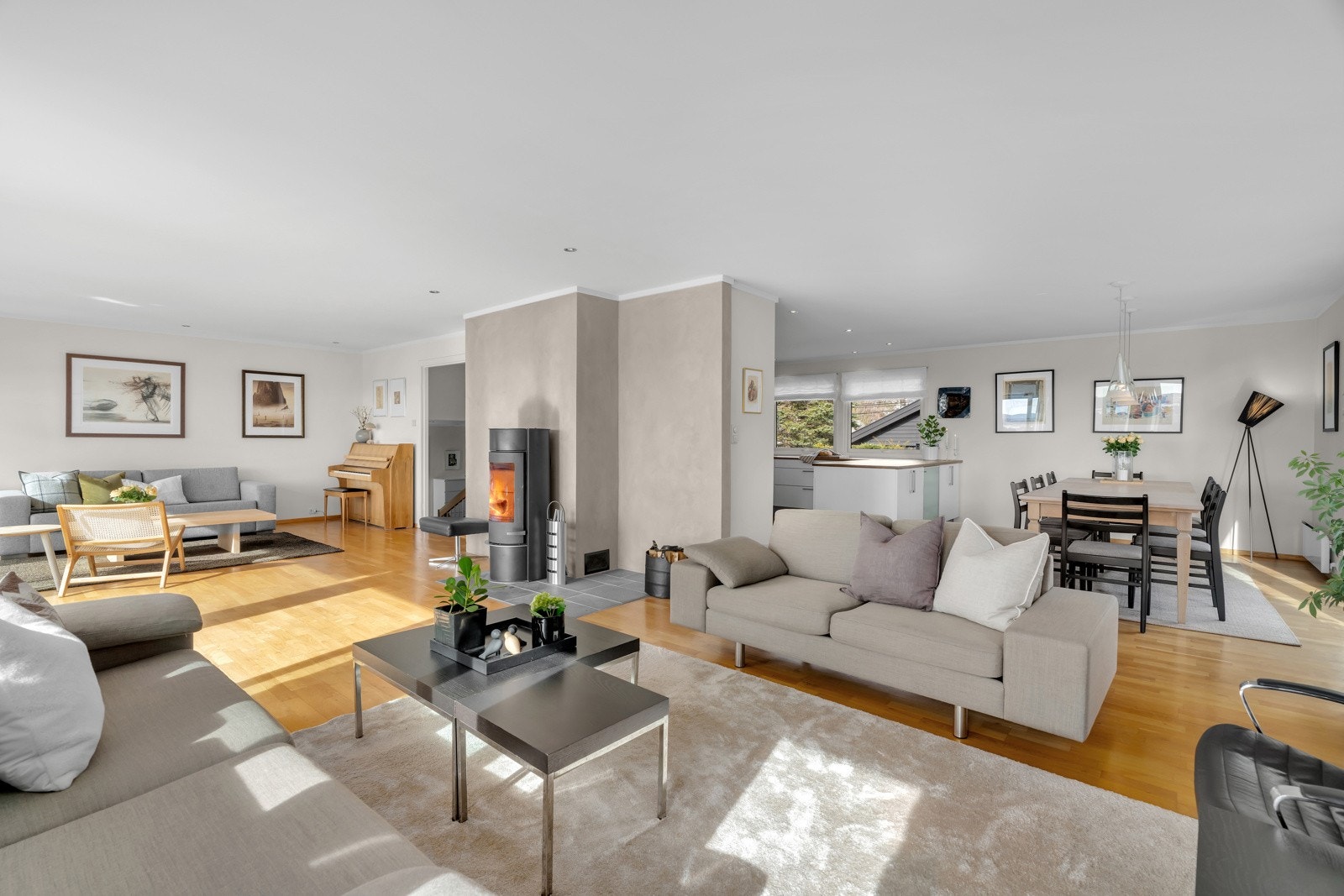 Stuen er vinklet mot åpent kjøkken samt spisestue. Galleribilde