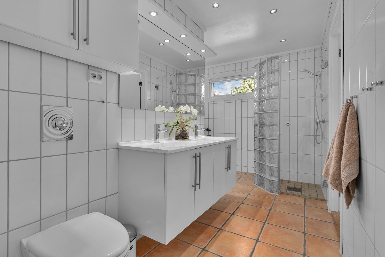 Bad med dusj og hjørnebadekar. Galleribilde