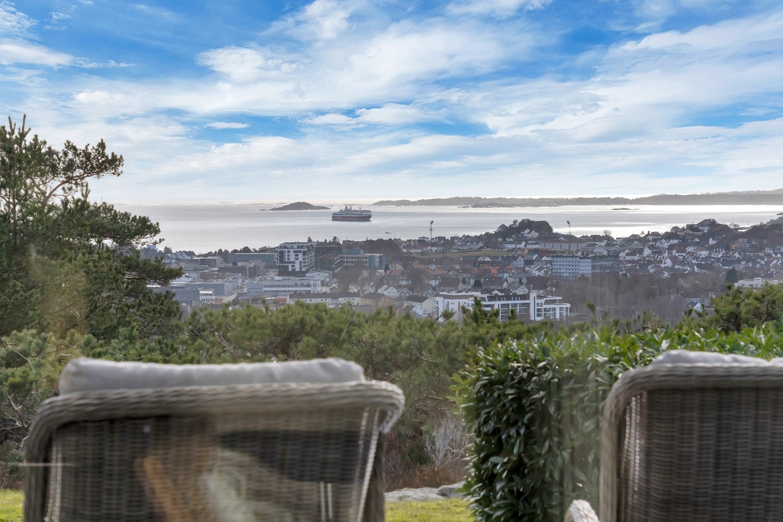 Fantastisk utsikt både gjennom store panoramavinduer og fra det usjenerte utearealet. Galleribilde