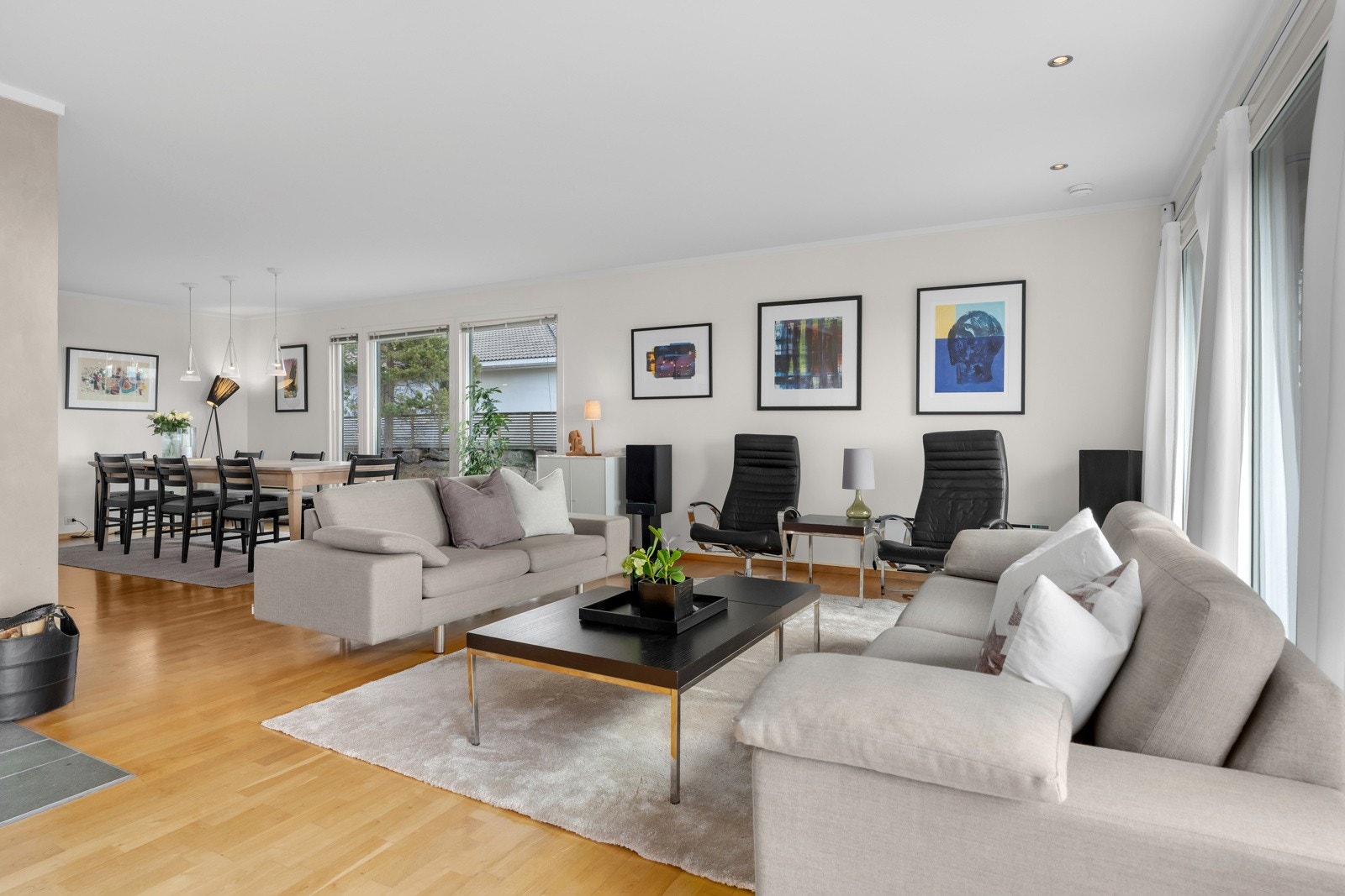 Stuen er vinklet mot åpent kjøkken samt spisestue. Galleribilde