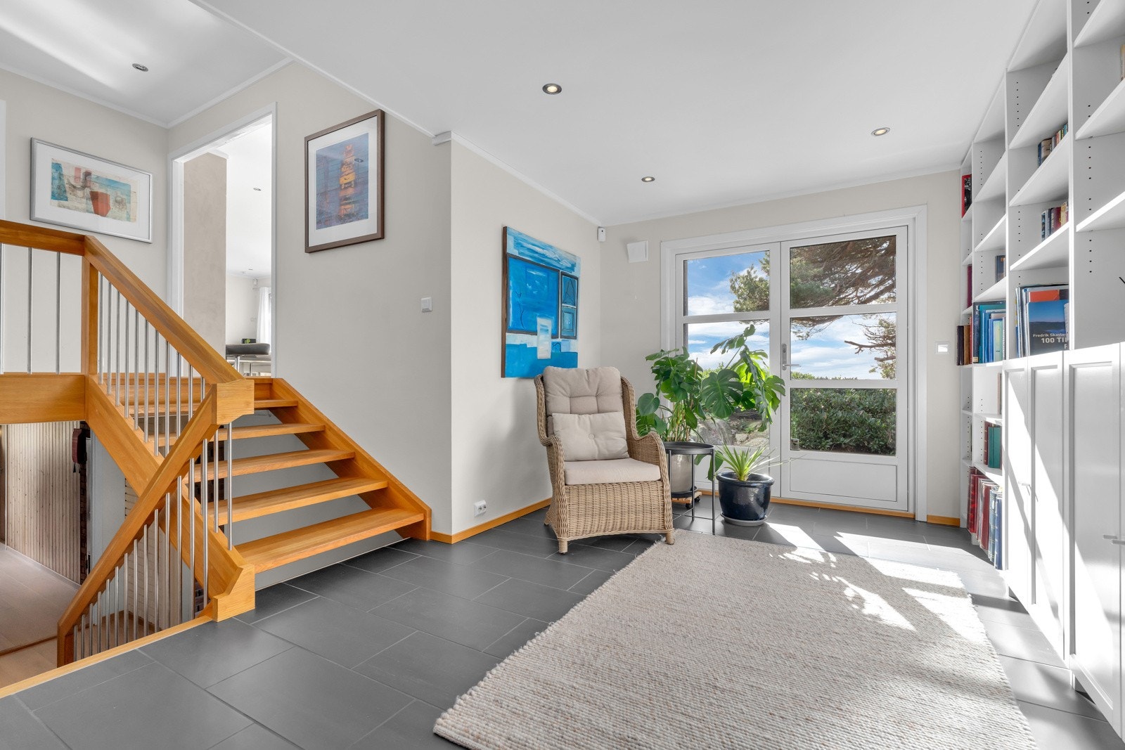 Romslig hall med utgang til den sydvestvendte hagedelen. Galleribilde