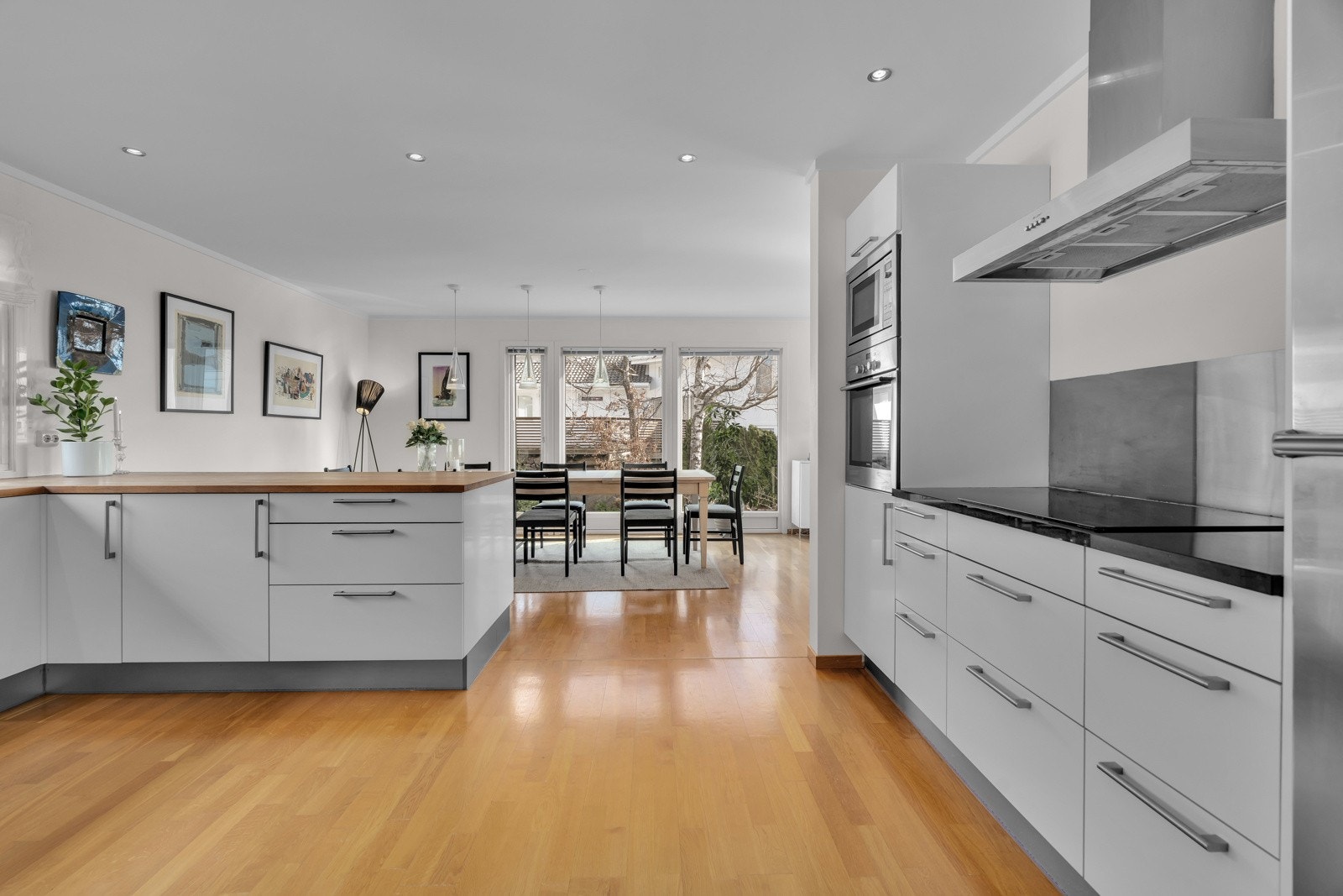 Stilrent kjøkken fra HTH med integrerte hvitevarer. Galleribilde