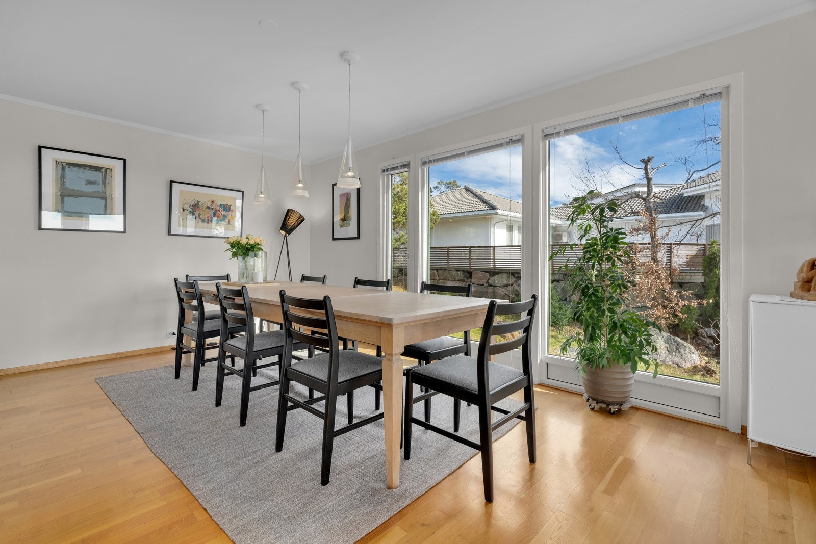 Utgang til tomten også fra kjøkken/spisestue. Galleribilde