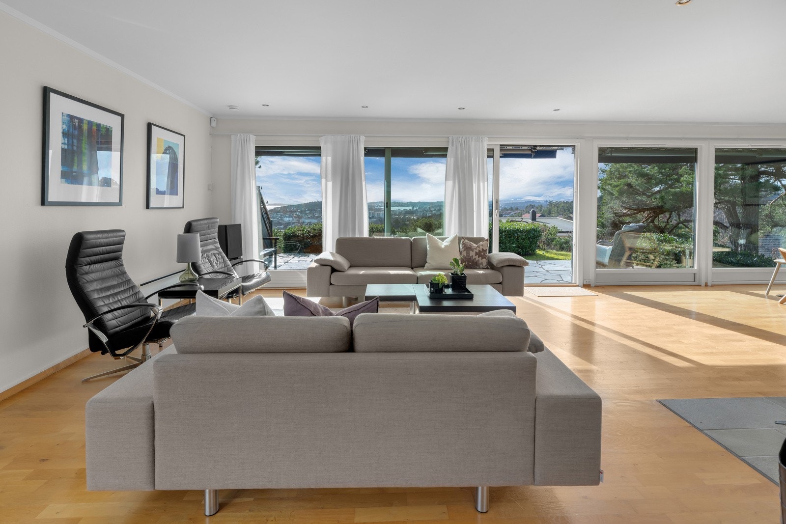 Store vinduflater gir godt lysinnslipp samt optimale utsiktsforhold. Galleribilde