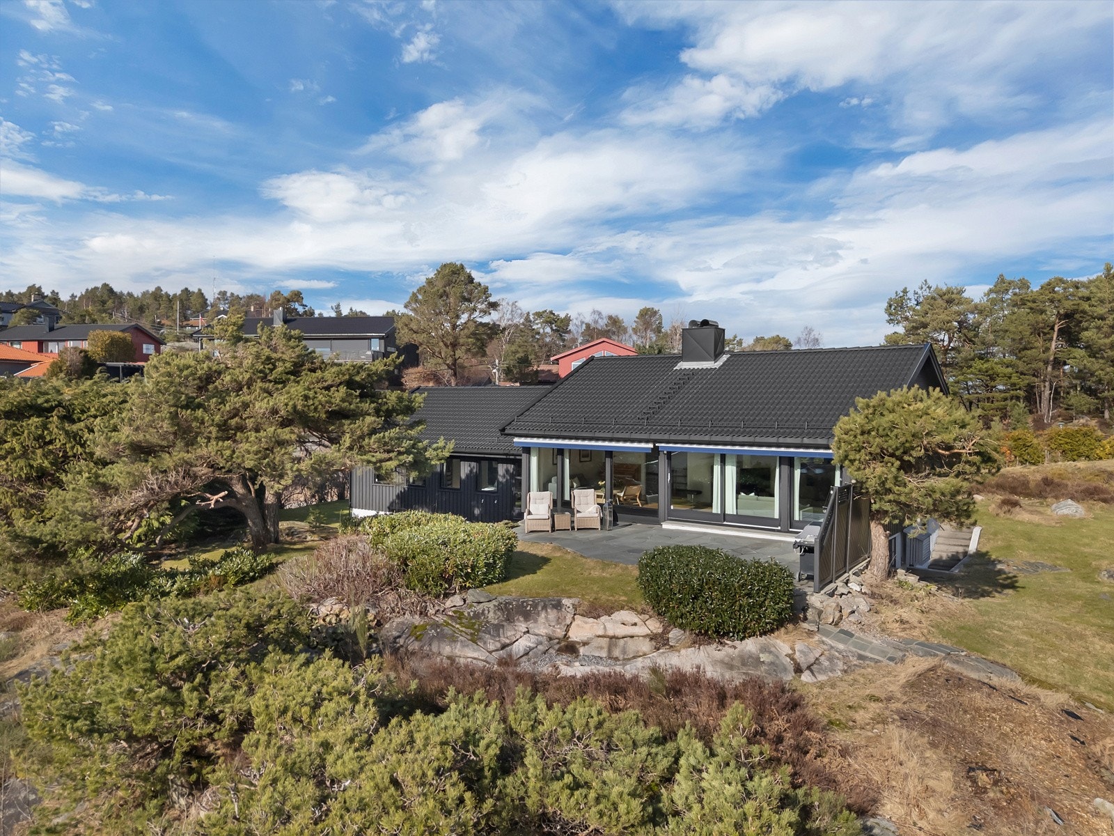 Tomten er delvis naturtomt og huset er plassert flott i terrenget. Galleribilde