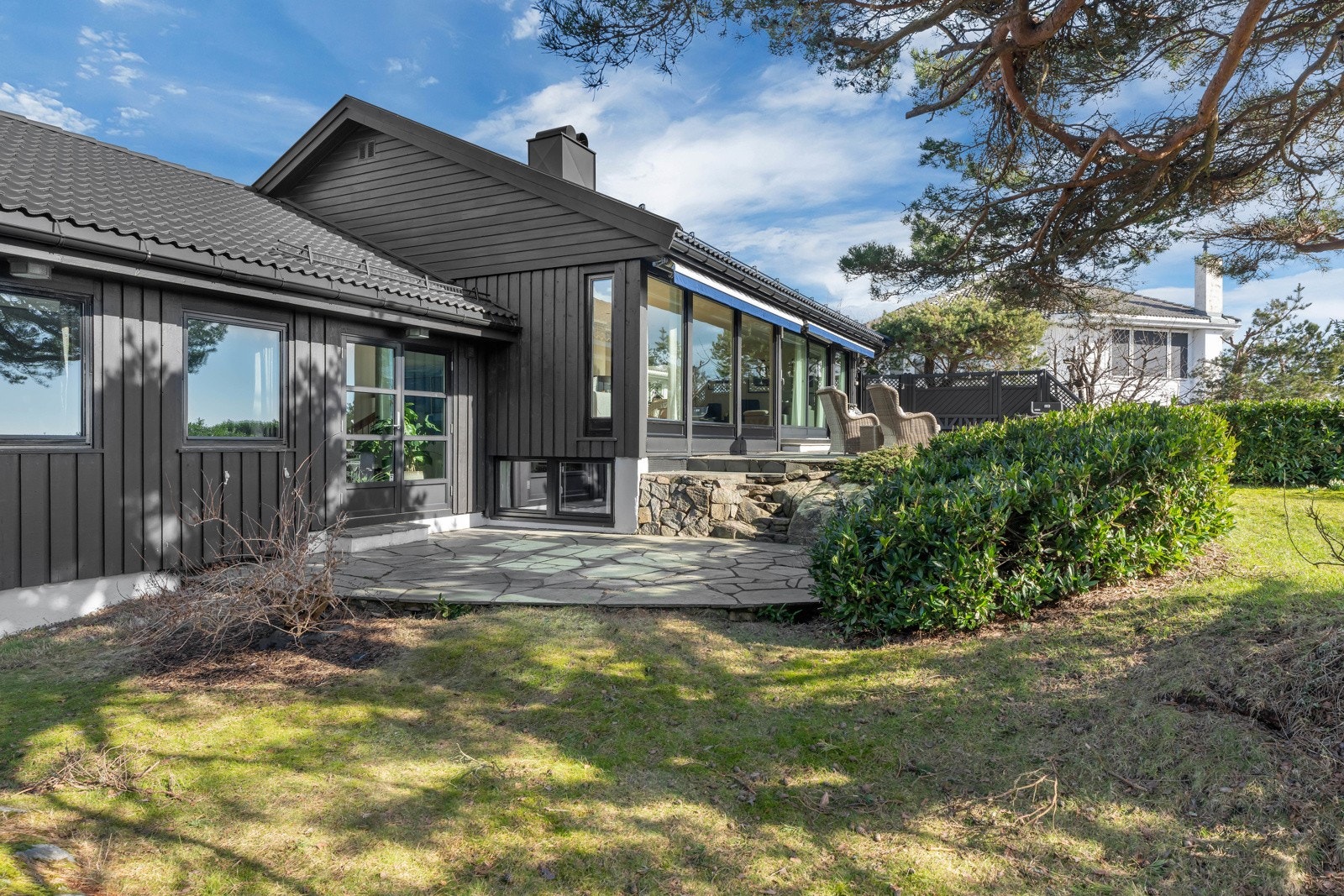 Totalt usjenert hageareal i front av boligen. Galleribilde