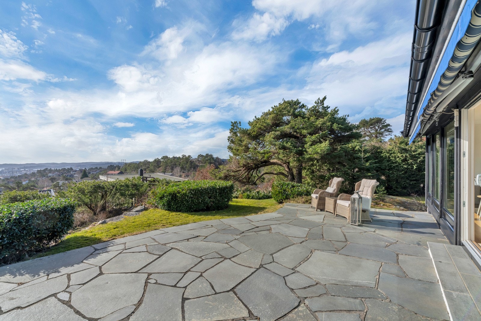 Sydvestvendt skiferplatting med utgang fra stue. Galleribilde