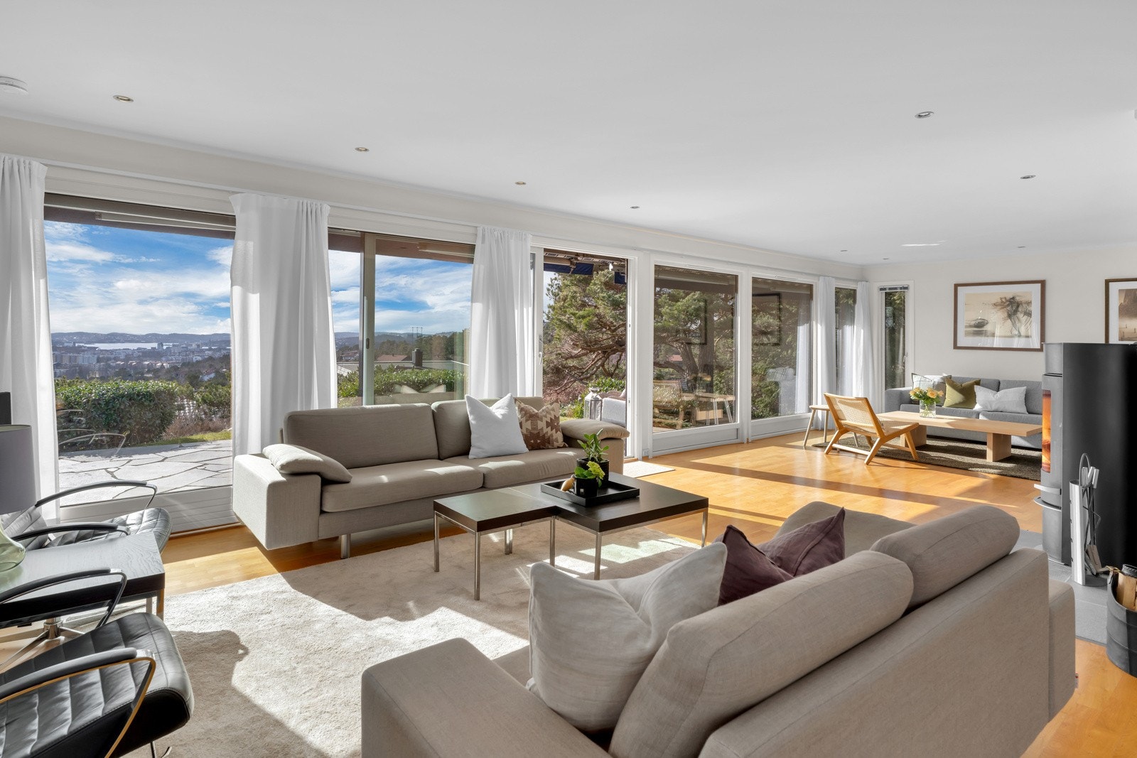 Romslig stue med god plass til flere sittegrupper. Galleribilde