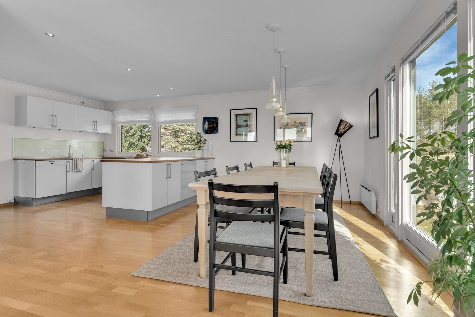 Meget romslig og flott kjøkken/spisestue- løsning. Galleribilde