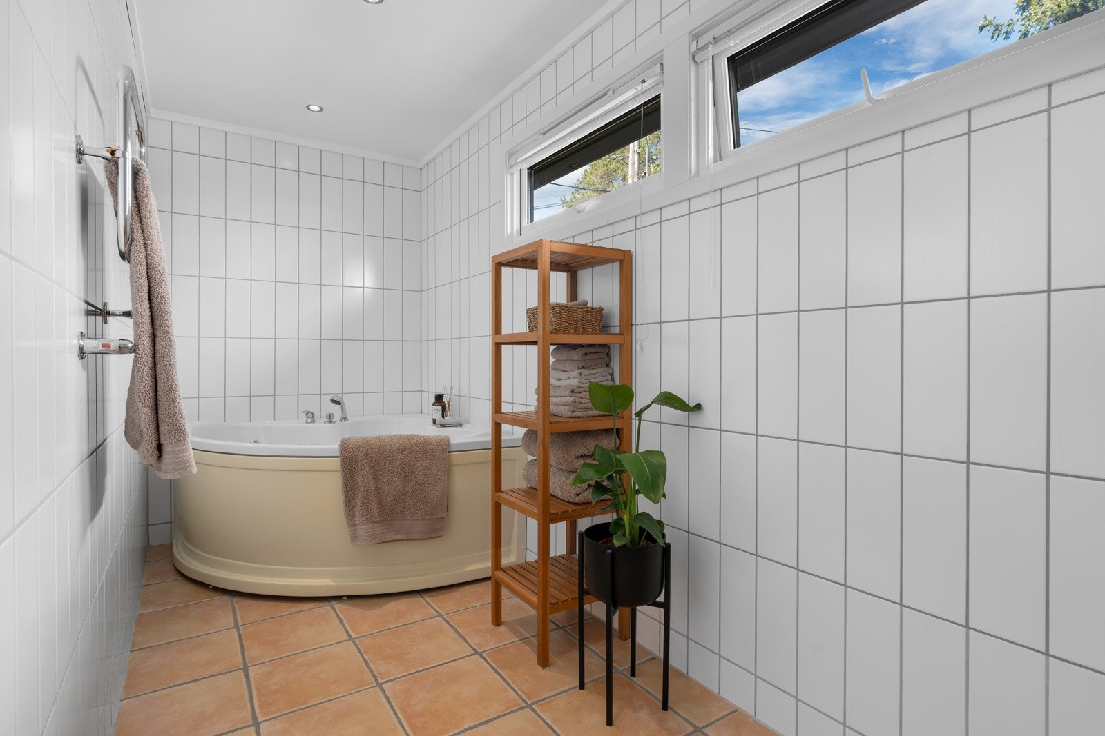 Bad med dusj og hjørnebadekar. Galleribilde