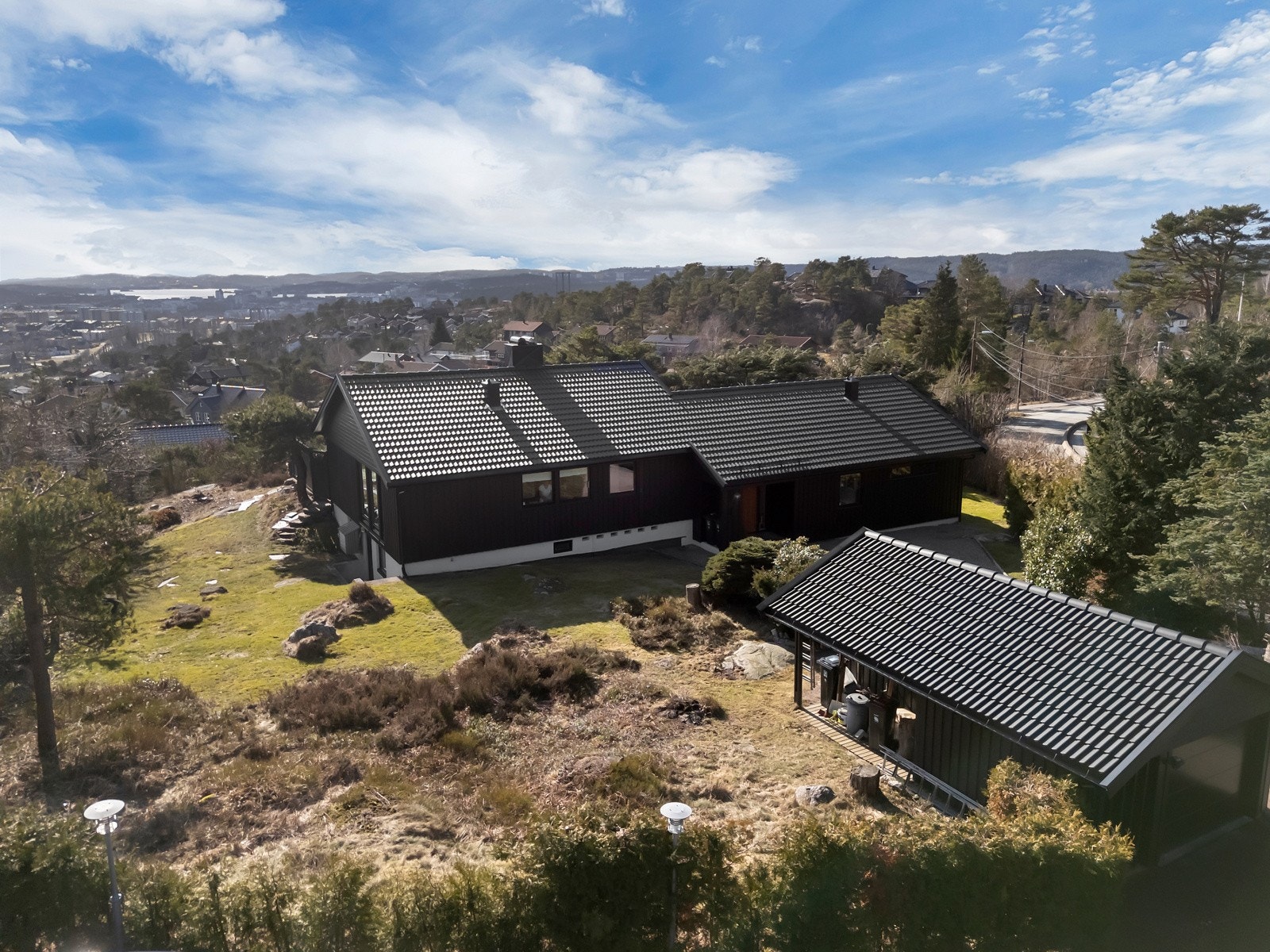 Den store tomten er delvis opparbeidet og delvis, flott naturtomt. Galleribilde