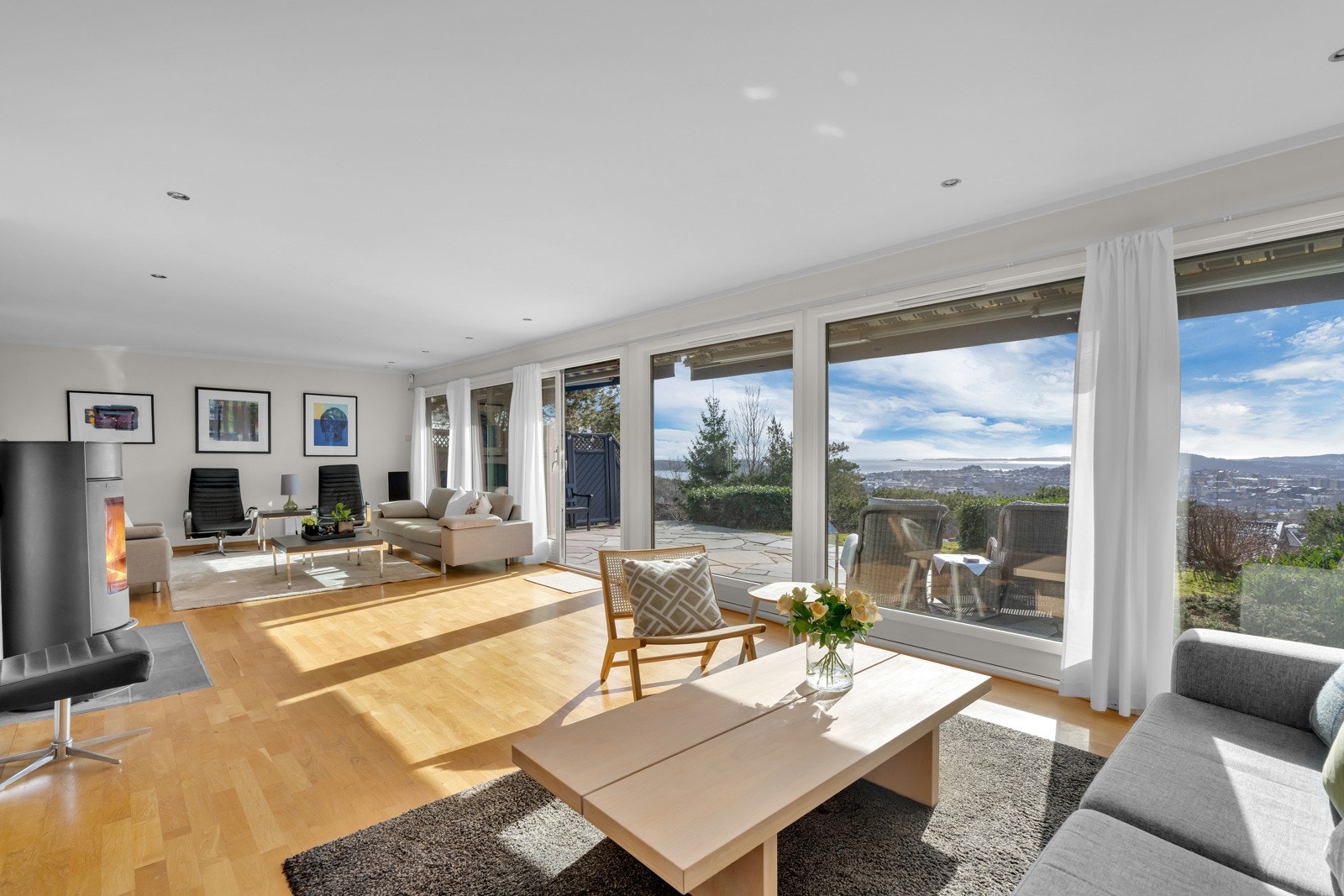 Fra stue er det utgang til herlig uteplass med særdels gode sol- og utsiktsforhold og helt uten innsyn. Galleribilde