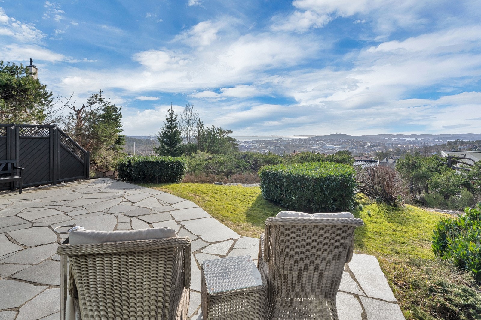 Totalt usjenerte uteområder med sol fra morgen til sent på kvelden. Galleribilde