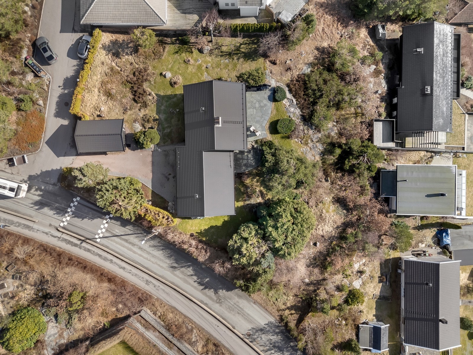 Den solrike tomten er på over 2 mål. Galleribilde