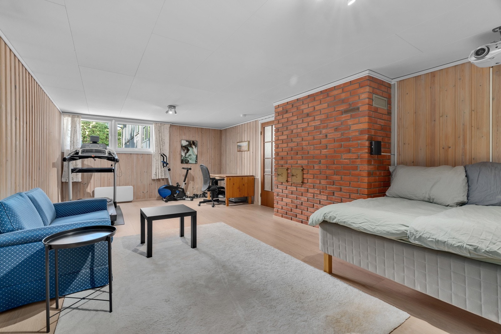 Stor kjellerstue godkjent til beboelse og kan dermed også benyttes som soverom. Galleribilde