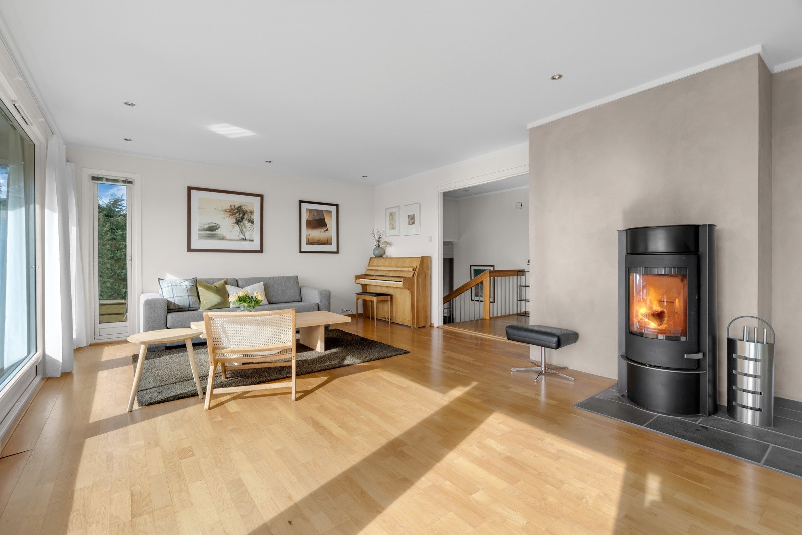 Moderne vedovn plassert i senter av den romslige stuen. Galleribilde
