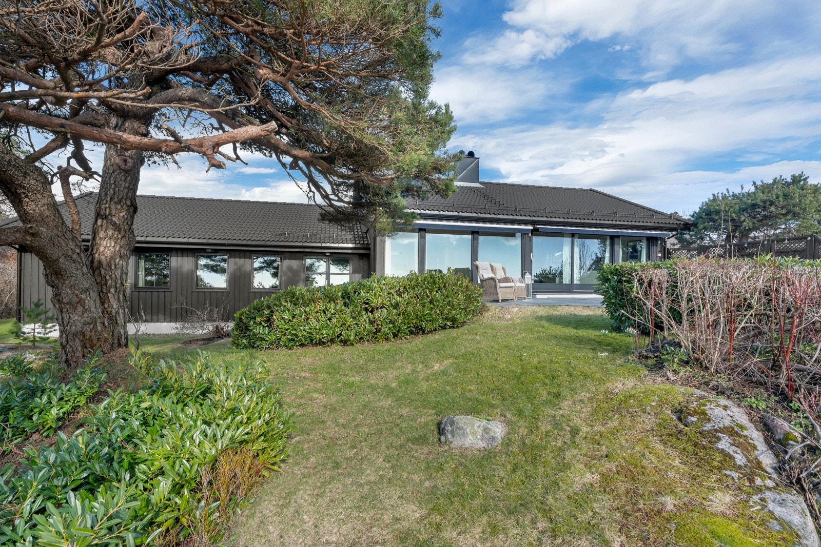 Boligens brede frontfasade og hageside ligger sydvestvendt og har optimale solforhold. Galleribilde