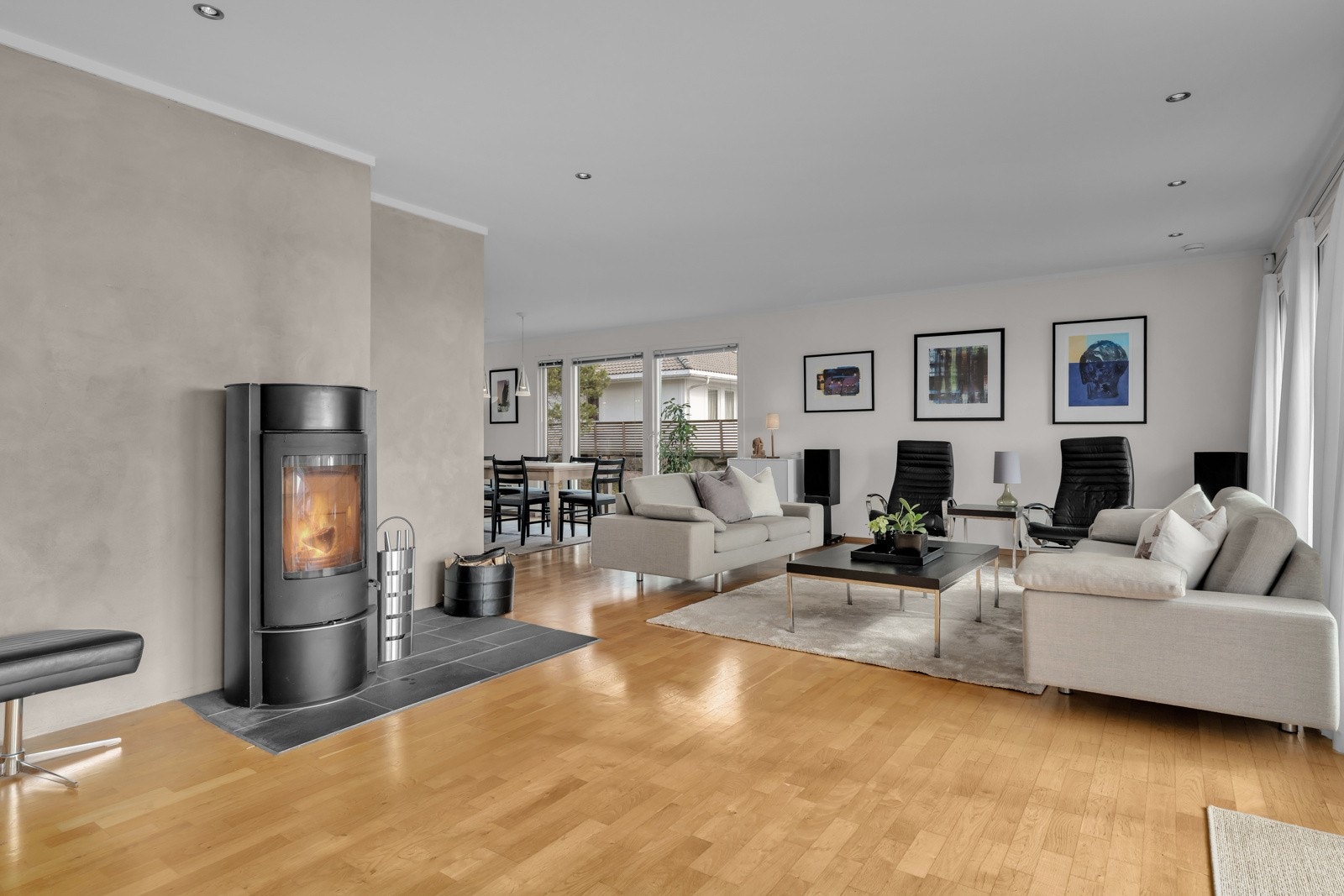 Moderne vedovn plassert i senter av den romslige stuen. Galleribilde